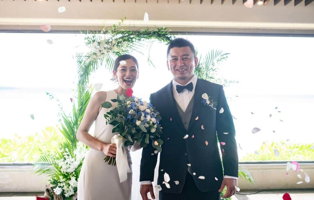 oversea_weddingのインスタグラム：「その旅に 恋をする 写真にこだわる沖縄ウェディング ・ THE CHAPEL ・ 国内だから時差もなくリーズナブルに、南海の楽園で「宮古ブルー」に輝く空と海に包まれるphotogenicなlover's weddingを。 ・ OPEN記念でinstagram限定特典あります！ まずはお問合せを。 #リゾートウェディング #前撮り #ウェディングフォト #後撮り #星空撮影 #ウェディングドレス #hawaiiwedding #花嫁ヘア #フォトウェディング #卒花 #プレ花嫁 #卒花嫁 #日本中のプレ花嫁さんと繋がりたい #沖縄挙式 ウェディング #沖縄ウェディング #写真好き #宮古島 #ビーチフォト #dancingbear #onelove #海外ウェディング #宮古島旅行 #ウェディングブーケ #リゾ婚 #与那覇前浜ビーチ #お色直し #入籍 #宮古ブルー #モバイルウェディング #さとうきび畑の一本道」