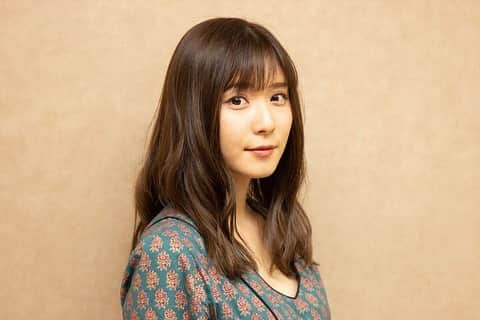 松岡茉優　ファンアカウントのインスタグラム：「. 更新とても遅くなりました。 ︎︎ 先日三浦春馬さんの訃報があってから、茉優ちゃんのことを考えるだけで辛くなります。 最新の彼女を更新したくなくて、劇場もまだ見れていないし、先日の監督とのラジオもまだ聞けていません。 ︎︎ 同じ環境で共に作品を作っていた仲間が突然亡くなるということ、それがどんなに辛いことか、私はまだ経験したことがないので分かりません。 ︎︎ 誰よりも繊細な心の持ち主で、自分よりも他人思いの彼女が、彼の死をどのように思っているのか、それは誰にも理解できないと思います。 ︎︎ でもだからこそ、その気持ちを私たちに打ち明けて欲しいと願う日々です。正直今茉優ちゃんが生きているかも分からない。 心配でたまりません。1人で苦しむことだけは絶対に避けて欲しい。 ︎︎ 少しでも早く茉優ちゃん自身の声が聞きたいです。」