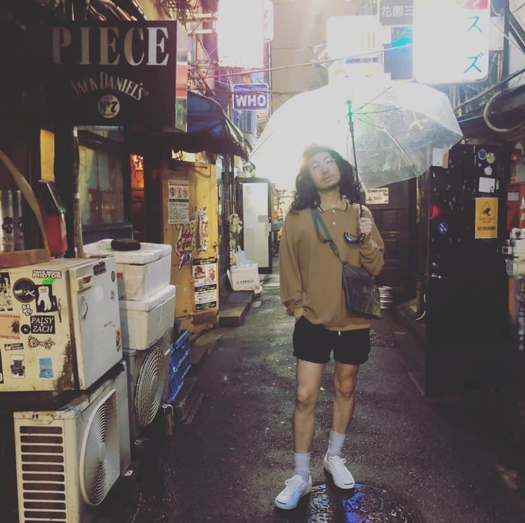福井俊太郎のインスタグラム：「今日はYouTubeの撮影 #福井フェイクドキュメンタリーコント企画 #でも #すいません #確実に名前負けはしてる #ただの趣味笑いです #後 #これはワンシーンではなく #別撮りで渋く撮ってもらいました #出来上がりまで #少しかかりますが #是非とも完成したらチェックしてほしいです #僕は思う #面白いか面白くないかじゃない #撮りたいか撮りたくないかなんだ #追伸 #昨日アルピーの平子さんに言われました #短パンよく使うよねって #低ねと」