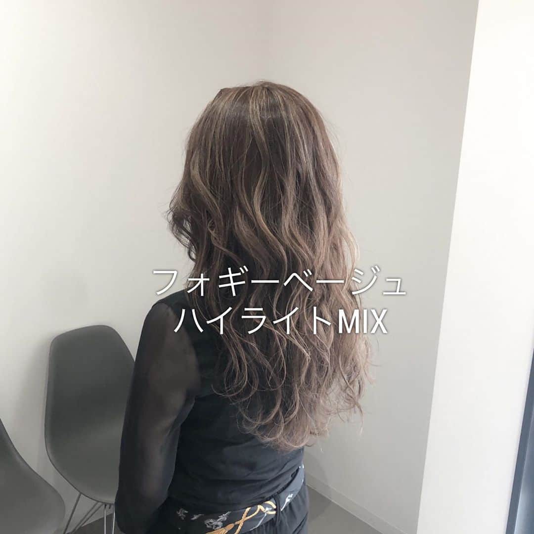ハナフサユウスケのインスタグラム：「アッシュ過ぎないのも 人気ですー ＊ ＊ #hairarrange#アレンジ#ヘアアレンジ#ヘアセット#美容室#美容師#姫路#岡山#赤穂#赤穂市#簡単アレンジ#ヘアアレンジ動画#セルフアレンジ#インナーカラー#バレイヤージュ#サロンモデル#サロモ#撮影#ハイライト#グラデーション#外国人風カラー#グレージュ#シルバーアッシュ#グレーアッシュ#ブリーチ#ムラシャン#ハイトーン#美容学生」