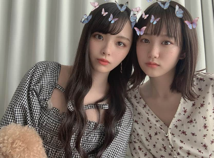 尾碕真花さんのインスタグラム写真 - (尾碕真花Instagram)「. . . この前、ゆりなと色んなフィルターで撮影会しました☺︎ . 流行りの蝶やチェリーを生やしてみました。🤣 . そしてロコちゃんがカメラを見てくれない。🐶 . #photo #picture」7月23日 21時45分 - ichika_osaki_official