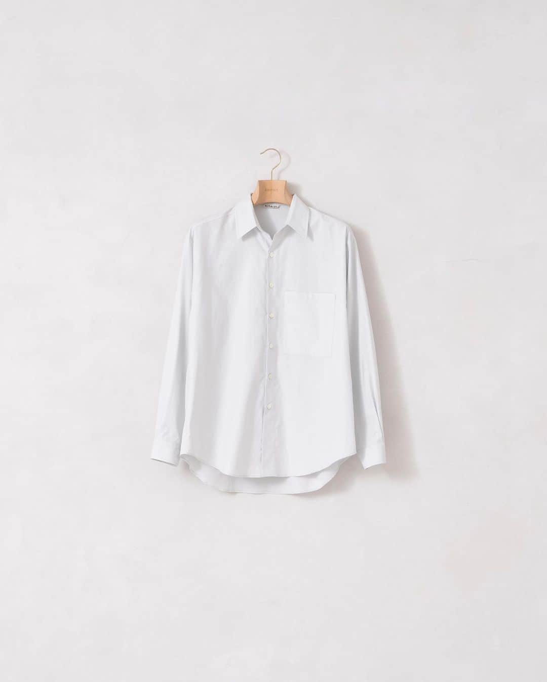 EDIFICEさんのインスタグラム写真 - (EDIFICEInstagram)「【AURALEE】- 2020  Autumn&Winter - ﻿ 《WASHED FINX TWILL BIG SHIRTS》﻿ ﻿ トレンドカラーが毎シーズン楽しみな定番シャツ。﻿ ﻿ ■デザイン﻿ ゆったりとしたオーバーサイズのデザインながら、程よく落ちる肩にゆったりと取られた身幅やアームなど、計算されたシルエットで上品な印象になる一着。﻿ 何度ももみ洗いをする加工を施しているため、淡い色合いとなり柔らかな風合いとなるのが特徴です。﻿ ﻿ ■素材﻿ 艶感のある滑らかな肌触り。﻿ エジプトの超長綿であるフィンクスコットンを極細番手に紡績し、しっかりと高密度に織り上げた独自のツイル地を使用しています。﻿ ﻿ ＊＊＊＊＊＊＊＊＊＊＊＊＊＊＊＊＊＊＊＊＊＊﻿ 裏地：なし﻿ 伸縮性：なし﻿ 光沢感：なし﻿ 生地の厚さ：普通﻿ ＊＊＊＊＊＊＊＊＊＊＊＊＊＊＊＊＊＊＊＊＊＊﻿ ﻿ ﻿ ﻿ Shirt :【AURALEE】¥25,000+tax﻿ No . 20050310000730﻿ ﻿ ﻿ ﻿ ﻿ ﻿ ﻿ ﻿ ﻿ ﻿ ﻿ ﻿ ﻿ ﻿ ﻿ ﻿ ﻿ #edifice #auralee #mensshirt #shirtstyle #2020aw #mensfashion #mensstyle #bigsilhouette #menswear #finxcotton #auralee2020aw #basicwear #menwithclass #menwithstyle #mensclassic #mensclothing #mensclothes #dapper #dapperman #dapperstyle #エディフィス #オーラリー #ウォッシュドフィンクスツイルビッグシャツ #ビッグシャツ」7月23日 21時46分 - edifice.jp