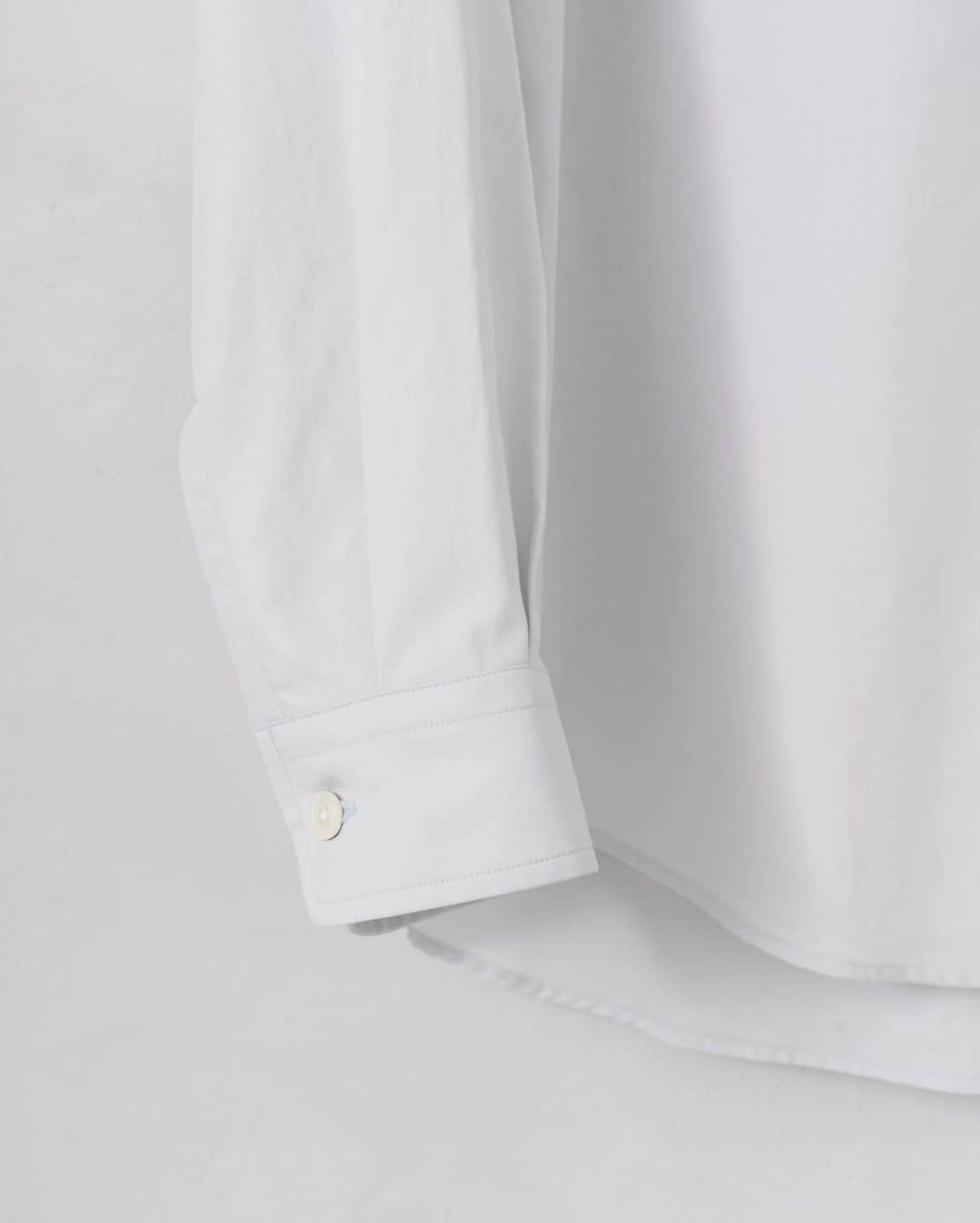 EDIFICEさんのインスタグラム写真 - (EDIFICEInstagram)「【AURALEE】- 2020  Autumn&Winter - ﻿ 《WASHED FINX TWILL BIG SHIRTS》﻿ ﻿ トレンドカラーが毎シーズン楽しみな定番シャツ。﻿ ﻿ ■デザイン﻿ ゆったりとしたオーバーサイズのデザインながら、程よく落ちる肩にゆったりと取られた身幅やアームなど、計算されたシルエットで上品な印象になる一着。﻿ 何度ももみ洗いをする加工を施しているため、淡い色合いとなり柔らかな風合いとなるのが特徴です。﻿ ﻿ ■素材﻿ 艶感のある滑らかな肌触り。﻿ エジプトの超長綿であるフィンクスコットンを極細番手に紡績し、しっかりと高密度に織り上げた独自のツイル地を使用しています。﻿ ﻿ ＊＊＊＊＊＊＊＊＊＊＊＊＊＊＊＊＊＊＊＊＊＊﻿ 裏地：なし﻿ 伸縮性：なし﻿ 光沢感：なし﻿ 生地の厚さ：普通﻿ ＊＊＊＊＊＊＊＊＊＊＊＊＊＊＊＊＊＊＊＊＊＊﻿ ﻿ ﻿ ﻿ Shirt :【AURALEE】¥25,000+tax﻿ No . 20050310000730﻿ ﻿ ﻿ ﻿ ﻿ ﻿ ﻿ ﻿ ﻿ ﻿ ﻿ ﻿ ﻿ ﻿ ﻿ ﻿ ﻿ #edifice #auralee #mensshirt #shirtstyle #2020aw #mensfashion #mensstyle #bigsilhouette #menswear #finxcotton #auralee2020aw #basicwear #menwithclass #menwithstyle #mensclassic #mensclothing #mensclothes #dapper #dapperman #dapperstyle #エディフィス #オーラリー #ウォッシュドフィンクスツイルビッグシャツ #ビッグシャツ」7月23日 21時46分 - edifice.jp