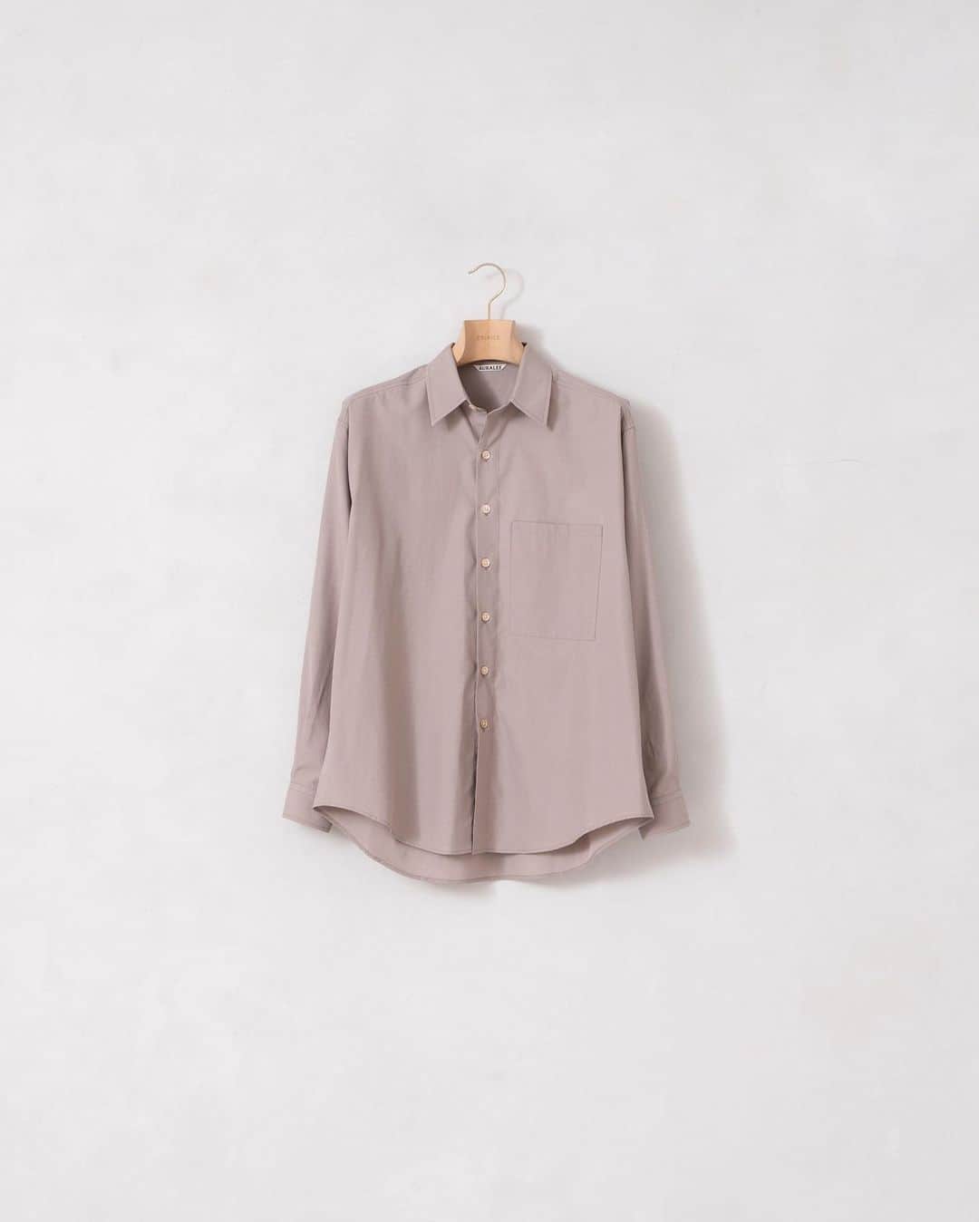 EDIFICEさんのインスタグラム写真 - (EDIFICEInstagram)「【AURALEE】- 2020  Autumn&Winter - ﻿ 《WASHED FINX TWILL BIG SHIRTS》﻿ ﻿ トレンドカラーが毎シーズン楽しみな定番シャツ。﻿ ﻿ ■デザイン﻿ ゆったりとしたオーバーサイズのデザインながら、程よく落ちる肩にゆったりと取られた身幅やアームなど、計算されたシルエットで上品な印象になる一着。﻿ 何度ももみ洗いをする加工を施しているため、淡い色合いとなり柔らかな風合いとなるのが特徴です。﻿ ﻿ ■素材﻿ 艶感のある滑らかな肌触り。﻿ エジプトの超長綿であるフィンクスコットンを極細番手に紡績し、しっかりと高密度に織り上げた独自のツイル地を使用しています。﻿ ﻿ ＊＊＊＊＊＊＊＊＊＊＊＊＊＊＊＊＊＊＊＊＊＊﻿ 裏地：なし﻿ 伸縮性：なし﻿ 光沢感：なし﻿ 生地の厚さ：普通﻿ ＊＊＊＊＊＊＊＊＊＊＊＊＊＊＊＊＊＊＊＊＊＊﻿ ﻿ ﻿ ﻿ Shirt :【AURALEE】¥25,000+tax﻿ No . 20050310000730﻿ ﻿ ﻿ ﻿ ﻿ ﻿ ﻿ ﻿ ﻿ ﻿ ﻿ ﻿ ﻿ ﻿ ﻿ ﻿ ﻿ #edifice #auralee #mensshirt #shirtstyle #2020aw #mensfashion #mensstyle #bigsilhouette #menswear #finxcotton #auralee2020aw #basicwear #menwithclass #menwithstyle #mensclassic #mensclothing #mensclothes #dapper #dapperman #dapperstyle #エディフィス #オーラリー #ウォッシュドフィンクスツイルビッグシャツ #ビッグシャツ」7月23日 21時46分 - edifice.jp