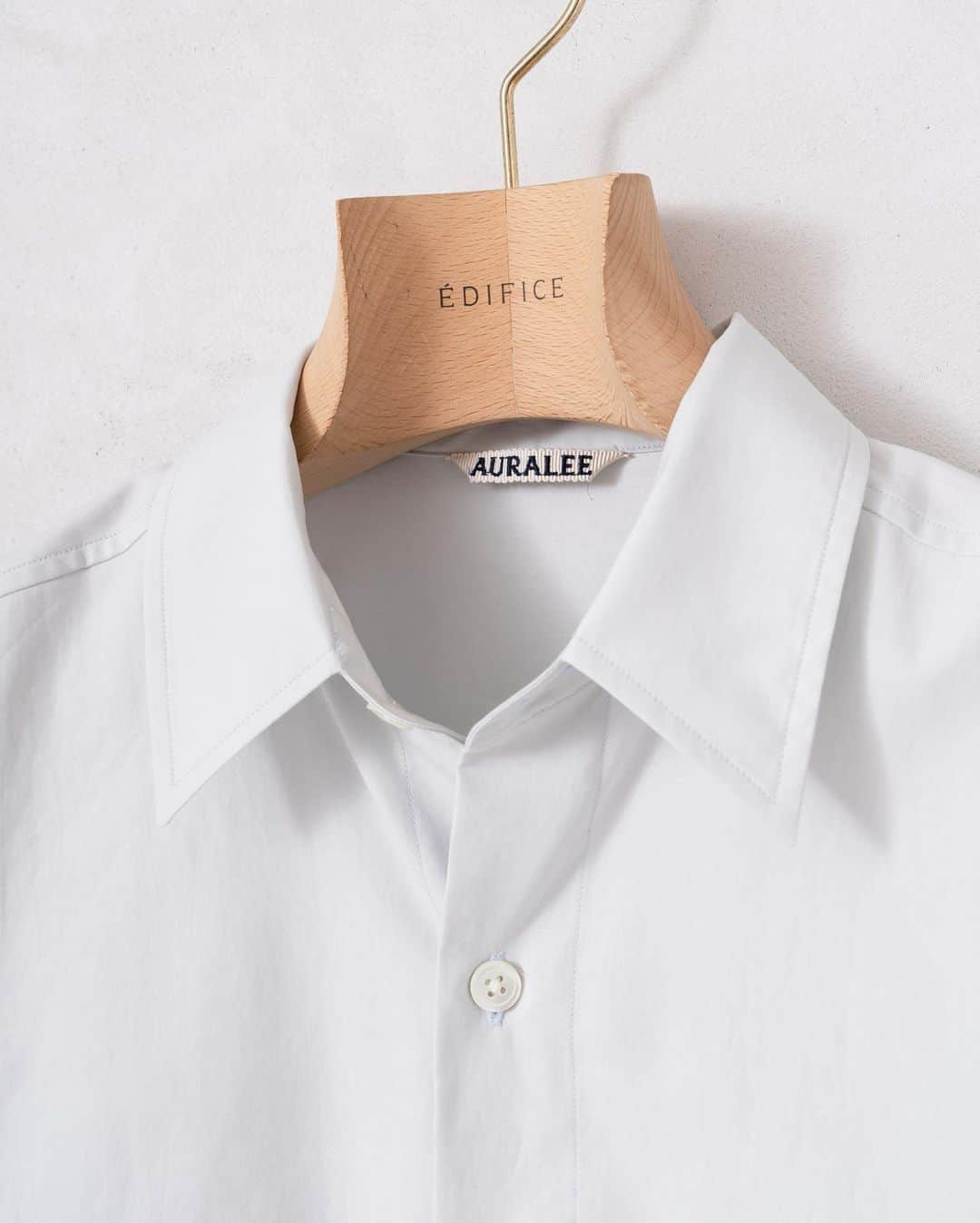 EDIFICEさんのインスタグラム写真 - (EDIFICEInstagram)「【AURALEE】- 2020  Autumn&Winter - ﻿ 《WASHED FINX TWILL BIG SHIRTS》﻿ ﻿ トレンドカラーが毎シーズン楽しみな定番シャツ。﻿ ﻿ ■デザイン﻿ ゆったりとしたオーバーサイズのデザインながら、程よく落ちる肩にゆったりと取られた身幅やアームなど、計算されたシルエットで上品な印象になる一着。﻿ 何度ももみ洗いをする加工を施しているため、淡い色合いとなり柔らかな風合いとなるのが特徴です。﻿ ﻿ ■素材﻿ 艶感のある滑らかな肌触り。﻿ エジプトの超長綿であるフィンクスコットンを極細番手に紡績し、しっかりと高密度に織り上げた独自のツイル地を使用しています。﻿ ﻿ ＊＊＊＊＊＊＊＊＊＊＊＊＊＊＊＊＊＊＊＊＊＊﻿ 裏地：なし﻿ 伸縮性：なし﻿ 光沢感：なし﻿ 生地の厚さ：普通﻿ ＊＊＊＊＊＊＊＊＊＊＊＊＊＊＊＊＊＊＊＊＊＊﻿ ﻿ ﻿ ﻿ Shirt :【AURALEE】¥25,000+tax﻿ No . 20050310000730﻿ ﻿ ﻿ ﻿ ﻿ ﻿ ﻿ ﻿ ﻿ ﻿ ﻿ ﻿ ﻿ ﻿ ﻿ ﻿ ﻿ #edifice #auralee #mensshirt #shirtstyle #2020aw #mensfashion #mensstyle #bigsilhouette #menswear #finxcotton #auralee2020aw #basicwear #menwithclass #menwithstyle #mensclassic #mensclothing #mensclothes #dapper #dapperman #dapperstyle #エディフィス #オーラリー #ウォッシュドフィンクスツイルビッグシャツ #ビッグシャツ」7月23日 21時46分 - edifice.jp