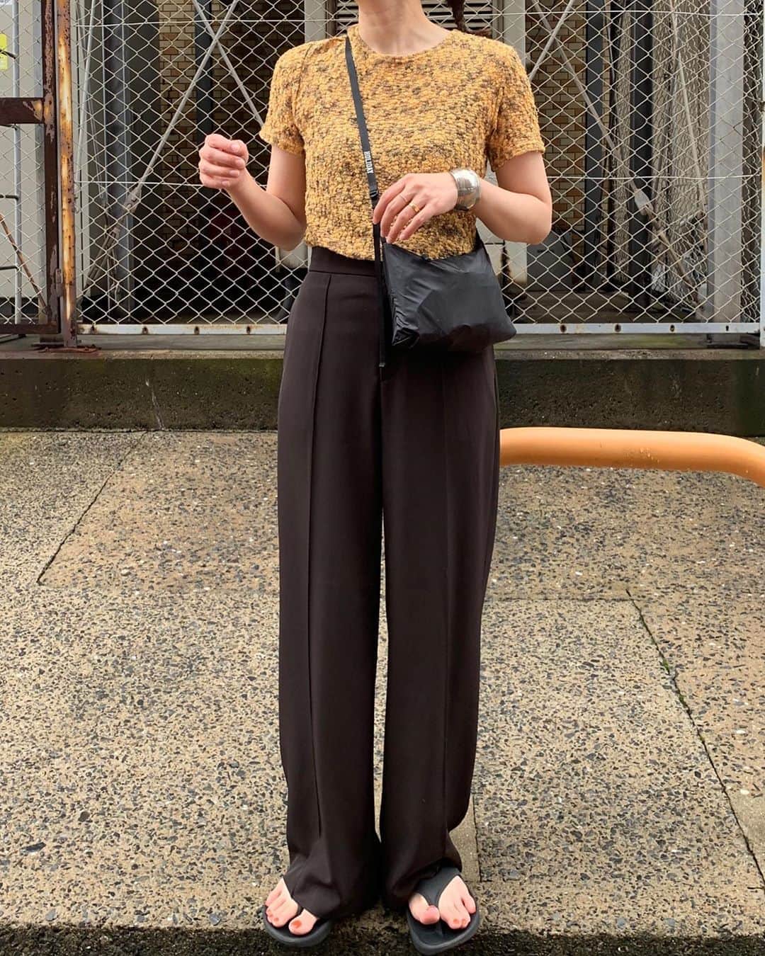 のインスタグラム：「﻿ 　﻿ 今日のトップスは母が昔着ていた服です🌻﻿ ﻿ 何年か前に譲り受けてたのに仕舞い込んでて😂﻿ でも今なんか気分で引っ張り出してきました💛﻿ ﻿ コンパクトで可愛い😌﻿ ﻿ ﻿ 今日は早めにラーメン食べたら、昼過ぎにお腹空いてきてまたラーメン食べてしまった🥺﻿ ﻿ ﻿ そして、つぐみちゃんとお得なお買い物できて﻿ お揃いも増えて笑﻿ ほぼほぼ同じもの買ったんじゃないかな🤣❤️❤️﻿ ﻿ ﻿ #ファッション#コーデ#コーディネート#fashion #coordinate #code #オシャレ #ootd #outfit #wear」