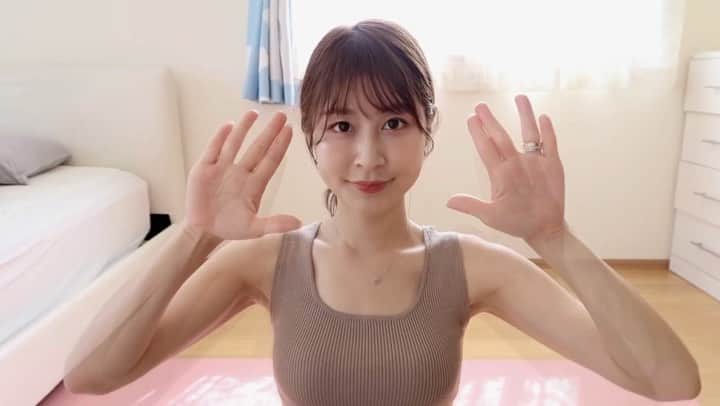 のインスタグラム：「. 私の毎朝のルーティンです✨ 耳をしっかり解すとお顔もぽっと血行がよくなり 浮腫み対策、美肌効果、リフトアップに 繋がります✨ . マスクの下で滞りがちな表情筋ですが、 耳から解してスッキリしていきましょう💓✨ . . . . . . . . . . . . . . . . . . #顔ヨガ#小顔マッサージ脂肪燃焼#ヨガインストラクター#寝ながらストレッチ#ヨガインストラクター#筋トレ動画#japanese#筋トレ女子#筋トレダイエット#ジムウェア#ヨガウェア#ジムトレーニング#筋トレ食#筋トレ女子と繋がりたい#腹筋割りたい#薬膳コーディネーター#ランニング女子#低カロリー高タンパク質#筋トレ動画#ダイエット方法#痩せ方田中みな実#川口春奈 の顔に憧れる#美尻#お尻ストレッチ#ヨガ動画#むくみ解消 #むくみ改善 #筋膜リリース#トリガーポイント」