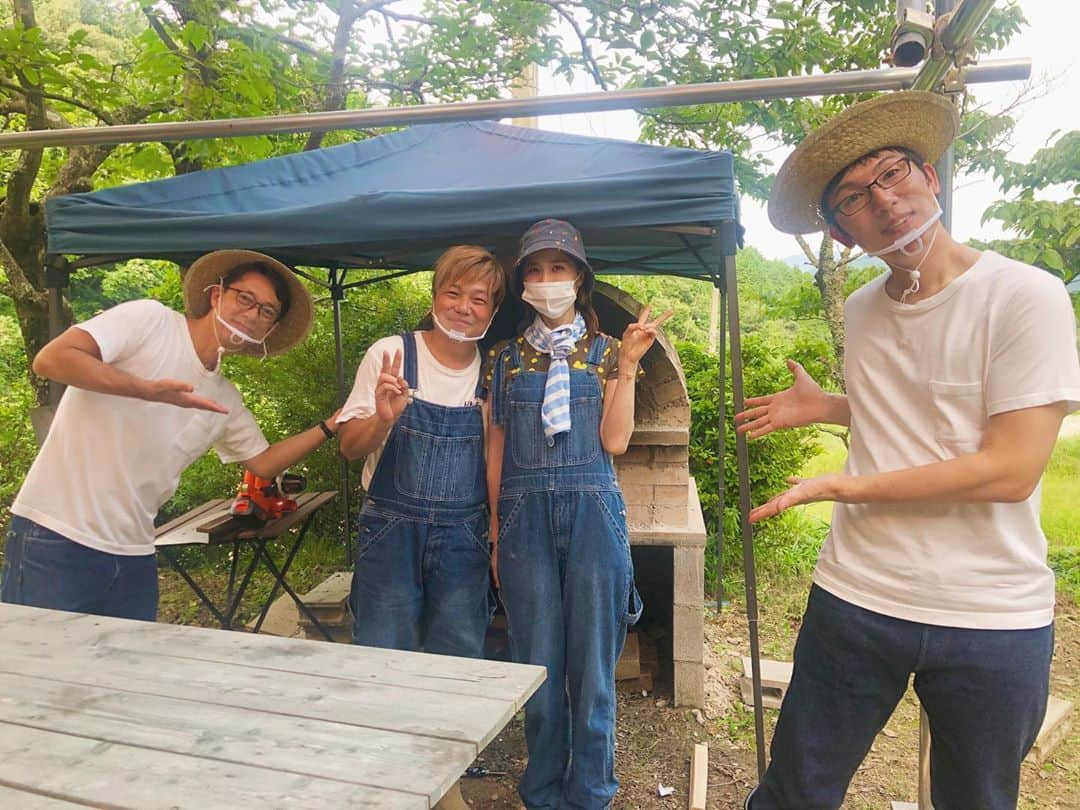 福田多希子さんのインスタグラム写真 - (福田多希子Instagram)「ponta villageに吉本新喜劇の西川忠志さんと浅越ゴエさんが来てくださいました⛰🍕📹﻿  吉本の一二を争う紳士！ シンシーズですね👥優しい～ ﻿ お2人の雰囲気が凄く素敵な番組 ✨﻿  eo光『ゴエと忠志のDEEP関西』📺﻿  #ソーシャルディスタンス﻿ #西川忠志さん﻿ #浅越ゴエさん﻿ #みやびと健やかさんで大爆笑したって😂 #紳士﻿ #シンシーズ #トシーズ #土肥ポン太﻿ #ゴエと忠志のDEEP関西﻿ #DEEP関西﻿ #eo光﻿ #ロケ﻿ #能勢#野菜﻿ #pontavillage﻿ #ピザ窯#山# 畑﻿」7月23日 21時48分 - yomeponta