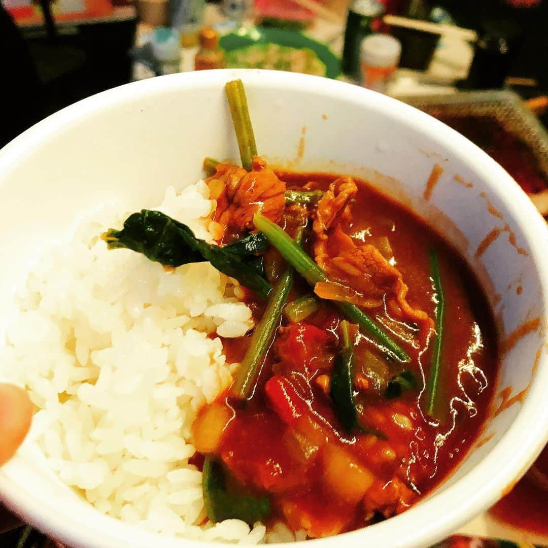 脇田唯さんのインスタグラム写真 - (脇田唯Instagram)「🐑🍛 トマト缶とほうれん草の 即席カレーライス！  #かれーらいす  #カレーライス  #ラムカレー #トマト缶 #キャンプ飯 #ほうれん草 #外ご飯 #そとごはん  #キャンプ女子  #キャンプ #camp #きゃんぷめし  #キャンプ場  #紅櫻公園 #紅櫻アウトドアガーデン」7月23日 21時48分 - post_yui