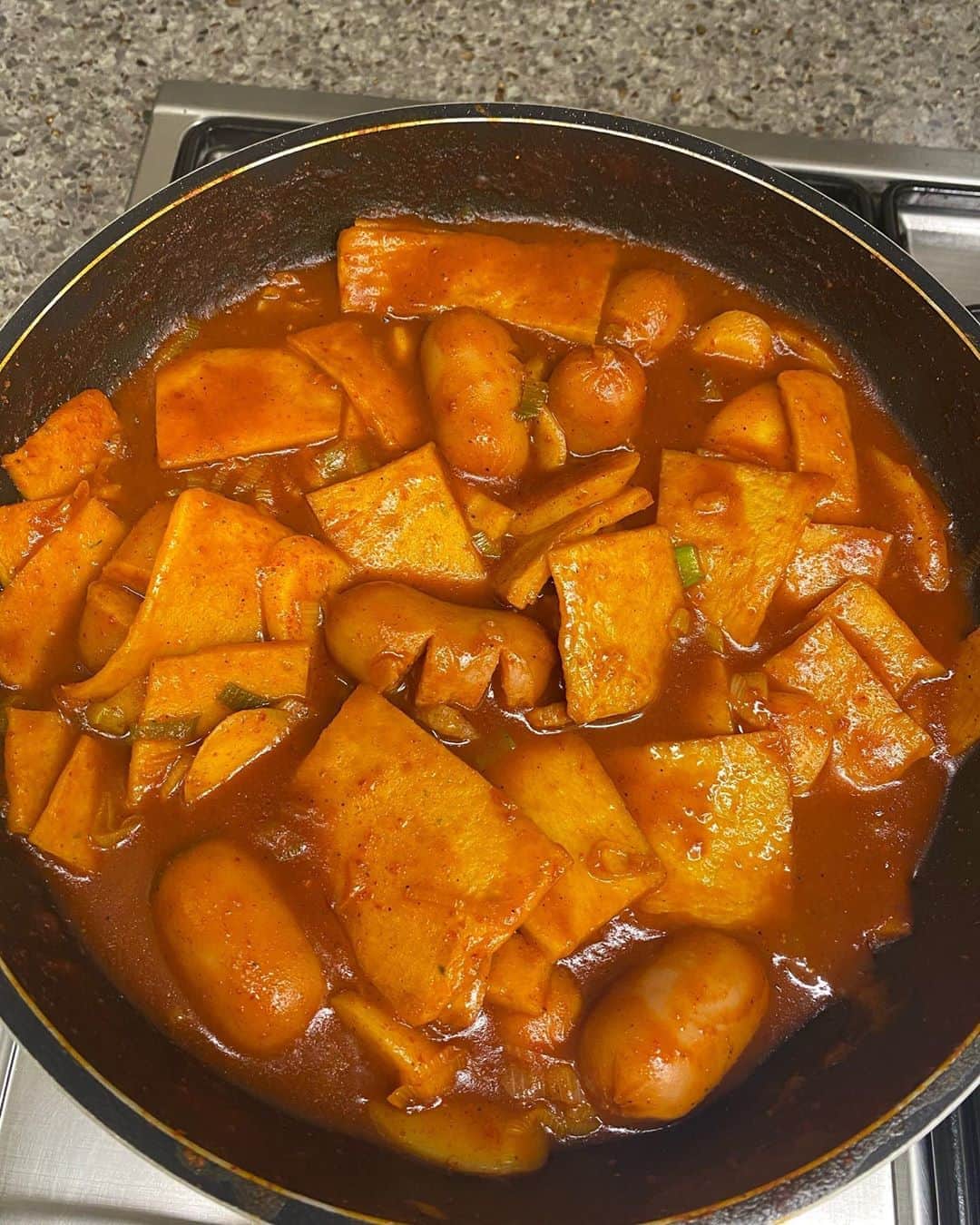 チャン・ヒジンのインスタグラム：「나는 떡볶이 요리사 🤗」