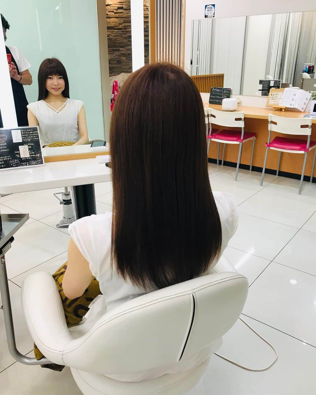 DJ MIYAさんのインスタグラム写真 - (DJ MIYAInstagram)「こんばんにゃっ❤️今日は、 「VAN COUNCIL 伊勢佐木町店」さんでHair Cut&Color&Head spaをしていただきましたぁぁぁ☆彡 @van_council_isezaki   @nob_yokohama_harvest_official  「5年先の髪まで綺麗な本格ケア」をモットーとした本格スパ♪❤️  店長さんの、渡部さん にCut&カラーリングしてもらいましたぁ❤️(o^^o) @van_council_watanabe   毛先や、傷んだところを細やかにcutしてくださって、カット後は髪が生まれ変わったかのように、ツヤッツヤになってびっくりでーす‼️💗嬉しい😃😃  とても楽しくお話しできて癒されちゃいましたーぁ❤️❤️  髪の色は、これまでより少し落ち着いた感じ❤️❤️柔らかな雰囲気のカラーにmixtureされた魅惑のカラーの仕上がりに、すごーい感激していまーす❤️仕上がりがツヤツヤすぎて、テンション上がっちゃいますねー！！（╹◡╹）  . 仕上げに巻いてもらいましたぁ(o^^o)💗 .  黄金町駅からも近かったよ♪🌈素敵な雰囲気の入りやすいHair Salonですね♪  VAN COUNCIL 伊勢佐木町店で検索してね♪♪❤️  横浜市中区曙町 4-58-1 Y.HARVEST 1  . .  本日は、素晴らしい施術をしていただきありがとうございました＾０＾☆彡  . .  .  Casting by woomy.beauty  ウーミーPR  #PR #横浜美容室　#黄金町駅　#横浜ヘアサロン　#ヘアサロン　#ヘアメンテ　#ヘッドスパ #おすすめ美容室 #美容　#美容day #ロングヘアー　#伊勢佐木町 #横浜市　#美容室好き　#旅インスタグラマー #今日のコーデ　#今日のメイク　#インスタグラマー　#インフルエンサー　#ブロガー　#美容ブロガー #サロンモデル #美容大好き　#美容サロン　#ファッション好き　#ファッション大好き　#今日のファッション #モデル　#ヘッドスパ」7月23日 21時52分 - dj_miya