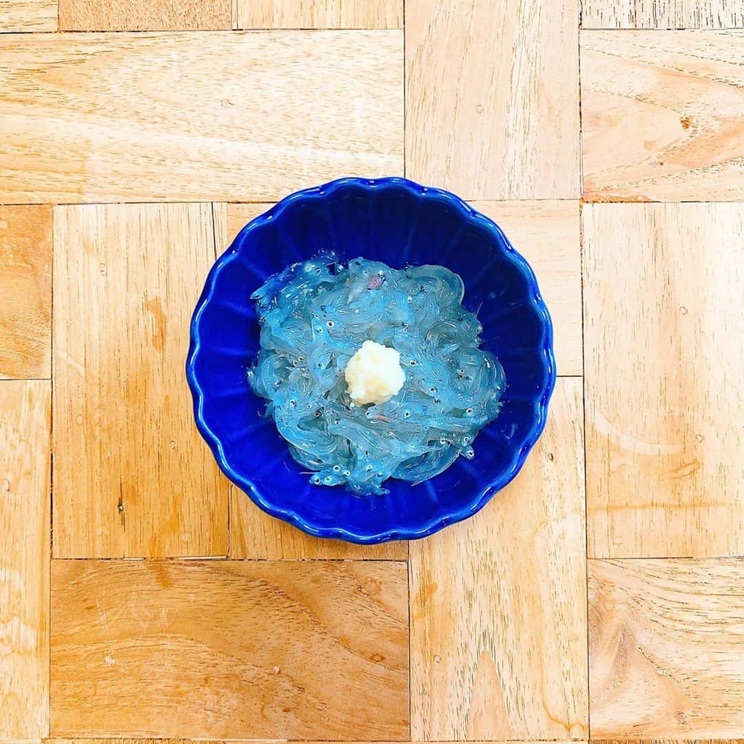 リサ のインスタグラム：「ちょっと前に、築地で生しらす。  #food #foodpic #foodphoto #foodie #foodlover #instafood #foodism #foodaddict #foodies #foodoftheday #onthetable #りちゃこ食堂」
