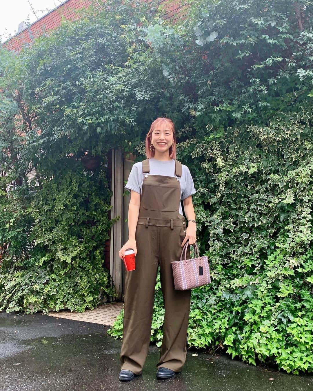 本橋優華のインスタグラム：「雨の日もお気に入りのTシャツ着たら気分があがる 日本製ってやっぱり心地いい☺︎  #ジブリみたいな風景 #tshirt#ootd#gray#cotton#agspalding#tops#salopette#khaki#madeinjapan #雨の日コーデ#rainyday #メルカドバッグ#Tシャツ」