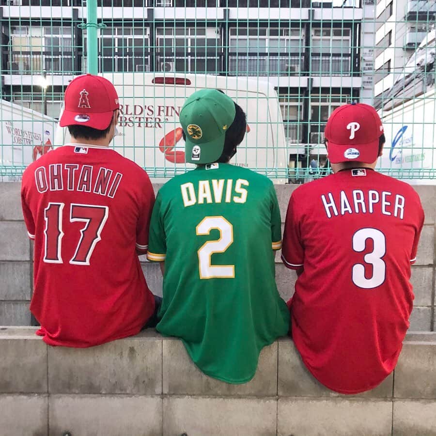 のインスタグラム：「.﻿ 　　　　　　　　　☆☆☆7/23 ☆☆☆﻿ ﻿ ﻿ MLB開幕🎊⚾️﻿ ﻿ どうなるかなぁと思いましたが…無事開幕となり本当に嬉しい限りですね🥺💕﻿ ﻿ 出場しない選手もいたり、今までとは違う部分があり残念だなぁと思う事もあるけど、応援する気持ちはコロナでも変わりませんっ🙄！！﻿ ﻿ NBAも、もうあと少しで再開ですわくわくさん🤤﻿ ﻿ スポーツ再開を記念して❗️﻿ フォロワー限定のクーポンを明日あたりにストーリーで発行する予定なので、ぜひストーリーもチェックしてください😉﻿ フォロワー以外はクーポンコードが見れないので、まだフォローしてない方はフォローをお願いします💕💕﻿ ﻿ ﻿ #mlb #nike #ナイキ #ナイキコーデ #ジャージコーデ #mlbユニフォーム #ユニフォーム #ユニフォームコーデ #スポーツウェア #スポーツコーデ #ストリートファッション #セレクション新宿 #セレクション大阪 #mlb好き集まれ🇺🇸 #大谷翔平 #オオタニサン #ビッグフライ #angels #エンゼルス #showtime #二刀流」