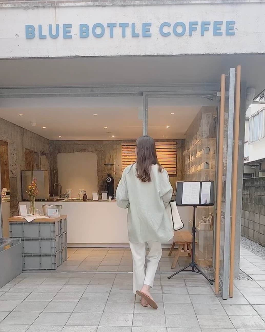 中別府葵のインスタグラム：「▼ ．  先日気になっていた @bluebottlejapan に寄り道。  内装とっても可愛かった☺︎ 　 この時期のアイスカフェラテは最高に美味しい☺︎  #ブルーボトルコーヒー  #bluebottlecoffee #カフェ #cafe #café #instfood #アイスカフェラテ #instagood #instalike #instdaily」