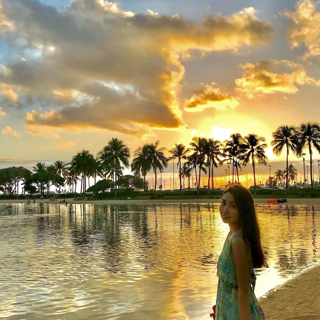 尾崎ありささんのインスタグラム写真 - (尾崎ありさInstagram)「海の日🏝  #過去pic #waikiki #beach #travel #sea #love #amazing #hawaii #sky #trip #traveler  #オアフ島 #sunset #dukekahanamoku #oahu #vacation  #beautiful #ハワイ #ワイキキ #旅行 #ハワイ旅行 #海 #東カレ倶楽部 #旅 #旅スタグラム #ビーチ #ハワイ好きな人と繋がりたい #ハワイ好き #夕焼け」7月23日 22時10分 - also1219