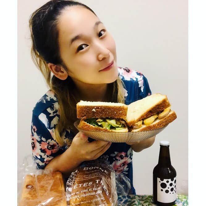 世手子さんのインスタグラム写真 - (世手子Instagram)「Enjoy consecutive holidays with high-quality bread from Oita Prefecture🍞 I still can't drink but i ordered beer(*´>∀<`*)ｷｬﾊｯ Living in Tokyo is hard, but have a good holiday✨ https://toyonokuni.shop/ @toyonokunishop  地元 #大分県 が恋しくなって #うれしたのし豊の国 #高級食パン #しらしんけんパン をお取り寄せ∩^ω^∩ 「 #しらしんけん 」っちな #大分弁で、すごいとか、めっちゃとか言う意味なんよぉ（＾ν＾） 最近怖くて外出してないので💦 #味比べ が楽そうだったので #しんけん玄米パン も頼んだよ(^_^*) しらしんけんパンは洋風にキャベツとハムの #サンドイッチ (*^◯^*) #玄米パン は和風に #魚サンド した🐟 どちらもパンに味がしっかりしてるので美味しかった٩(๑❛ᴗ❛๑)۶ また大分にかえりたくなったよぉぉ｡ﾟ(ﾟ´Д｀ﾟ)ﾟ｡ なんとこの大分が誇る #お取り寄せパン は #雑誌掲載商品 でした(^_-) 『 #女性自身 』に先日掲載されたんだって(^O^) しんけんいいパンやな(^_^) トーストしても甘味がよくて美味しかった(*´∇｀*) 卵、はちみつ不使用で #三温糖 が使われてるのは素晴らしい(^-^)v #贅沢なひととき でした(^_^)  まだ飲めないけど @rococotokyo #メゾンロココ  #ROCOCOTokyoWHITE が、ただ今、期間限定特別販売を実施中！だったので #お取り寄せ(*´ω`*) 年内には #授乳 終える予定なのでこれから楽しみ(#^.^#) まだまだ #stayathome な雰囲気だけど おうちで連休楽しみます♪(*^^)o∀*∀o(^^*)♪ #大分県民 #別府グルメ #別府 #大分グルメ #大分パン屋 #大分パン #お取り寄せグルメ #お取り寄せできます」7月23日 22時10分 - rojide