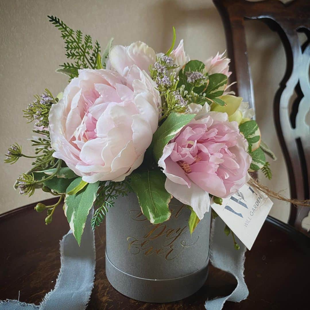畑野ひろ子のインスタグラム：「優しいピンクの芍薬がメインのアーティフィシャルBOX。  #flowers #artificialflower #boxflower #arrangement #willgarden #gift #thankyou」
