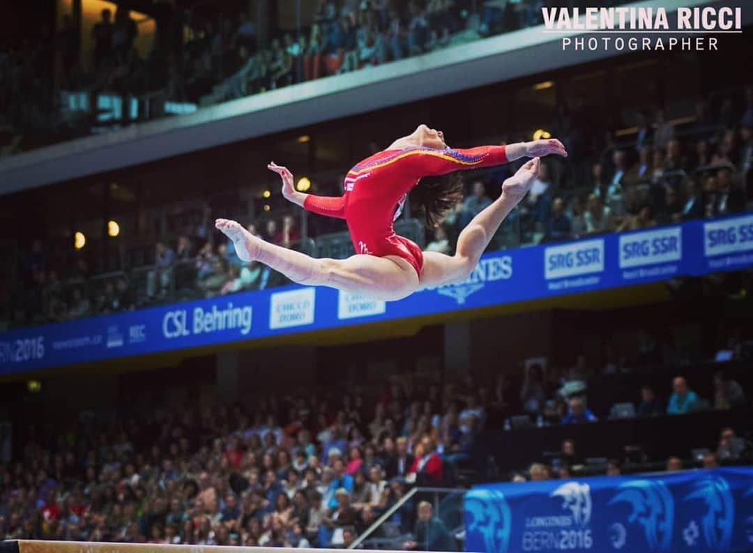 カタリナ・ポノルのインスタグラム：「Just.... Fly with me ❤️🤸‍♀️」