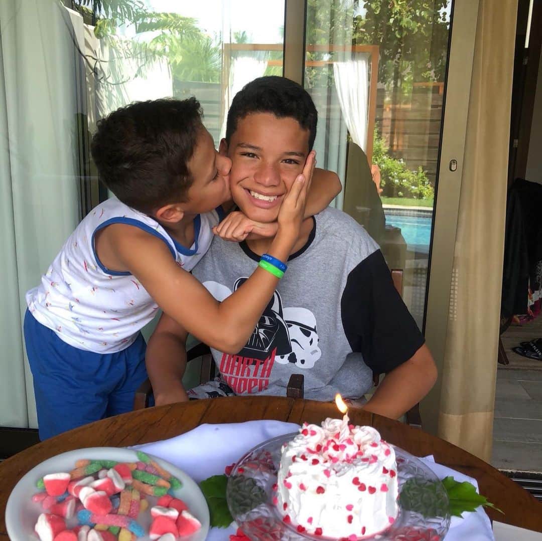 ミランダのインスタグラム：「Um exemplo de filho, não a palavras para descrever o sentimento que tenho por ti,hoje estou distante mas o amor e o carinho nos aproxima sempre, papai te ama muito, meus parabéns, muitas felicidades meu Jojo 🎁🎂❤️#jojo #15anos」
