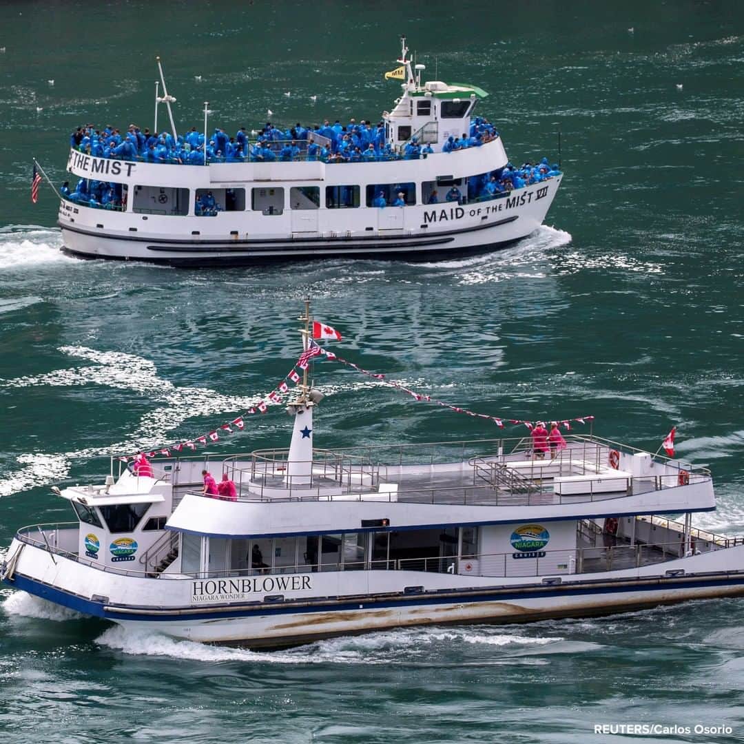 ABC Newsさんのインスタグラム写真 - (ABC NewsInstagram)「SPOT THE DIFFERENCE: American tourist boat Maid Of The Mist, limited to 50% occupancy under New York state's rules amid the spread of COVID-19, glides past a Canadian vessel limited under Ontario's rules to just six passengers, in Niagara Falls, Canada. #canada #usa #boats #coronavirus #niagarafalls」7月23日 22時18分 - abcnews