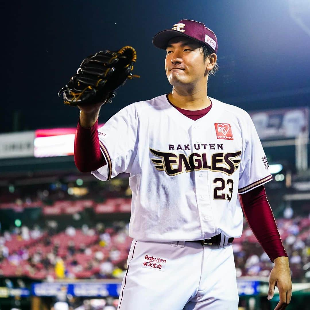 東北楽天ゴールデンイーグルスさんのインスタグラム写真 - (東北楽天ゴールデンイーグルスInstagram)「⚾️ ⚾️E 2-2 B⚾️ 1点を争う投手戦は延長10回でも決着がつかず引き分け。 弓削選手が8回途中に降板しその後2失点となるも 7回まで4安打無失点のナイスピッチング✨✨ 打線は6回にロメロ選手の犠牲フライで先制👍🏼 小深田選手がタッチをかいくぐり間一髪のホームイン‼️ 森原選手は9回を無失点に抑えて昨日のリベンジ👏🏼 10回の辛島選手と牧田選手も無失点に抑えた💯 #rakuteneagles #NOWorNEVERいまこそ #日本一の東北へ  #弓削隼人  #小深田大翔  #辛島航  #写真もイープレで」7月23日 22時19分 - rakuten_eagles