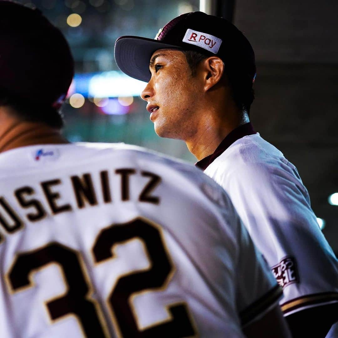 東北楽天ゴールデンイーグルスさんのインスタグラム写真 - (東北楽天ゴールデンイーグルスInstagram)「⚾️ ⚾️E 2-2 B⚾️ 1点を争う投手戦は延長10回でも決着がつかず引き分け。 弓削選手が8回途中に降板しその後2失点となるも 7回まで4安打無失点のナイスピッチング✨✨ 打線は6回にロメロ選手の犠牲フライで先制👍🏼 小深田選手がタッチをかいくぐり間一髪のホームイン‼️ 森原選手は9回を無失点に抑えて昨日のリベンジ👏🏼 10回の辛島選手と牧田選手も無失点に抑えた💯 #rakuteneagles #NOWorNEVERいまこそ #日本一の東北へ  #弓削隼人  #小深田大翔  #辛島航  #写真もイープレで」7月23日 22時19分 - rakuten_eagles