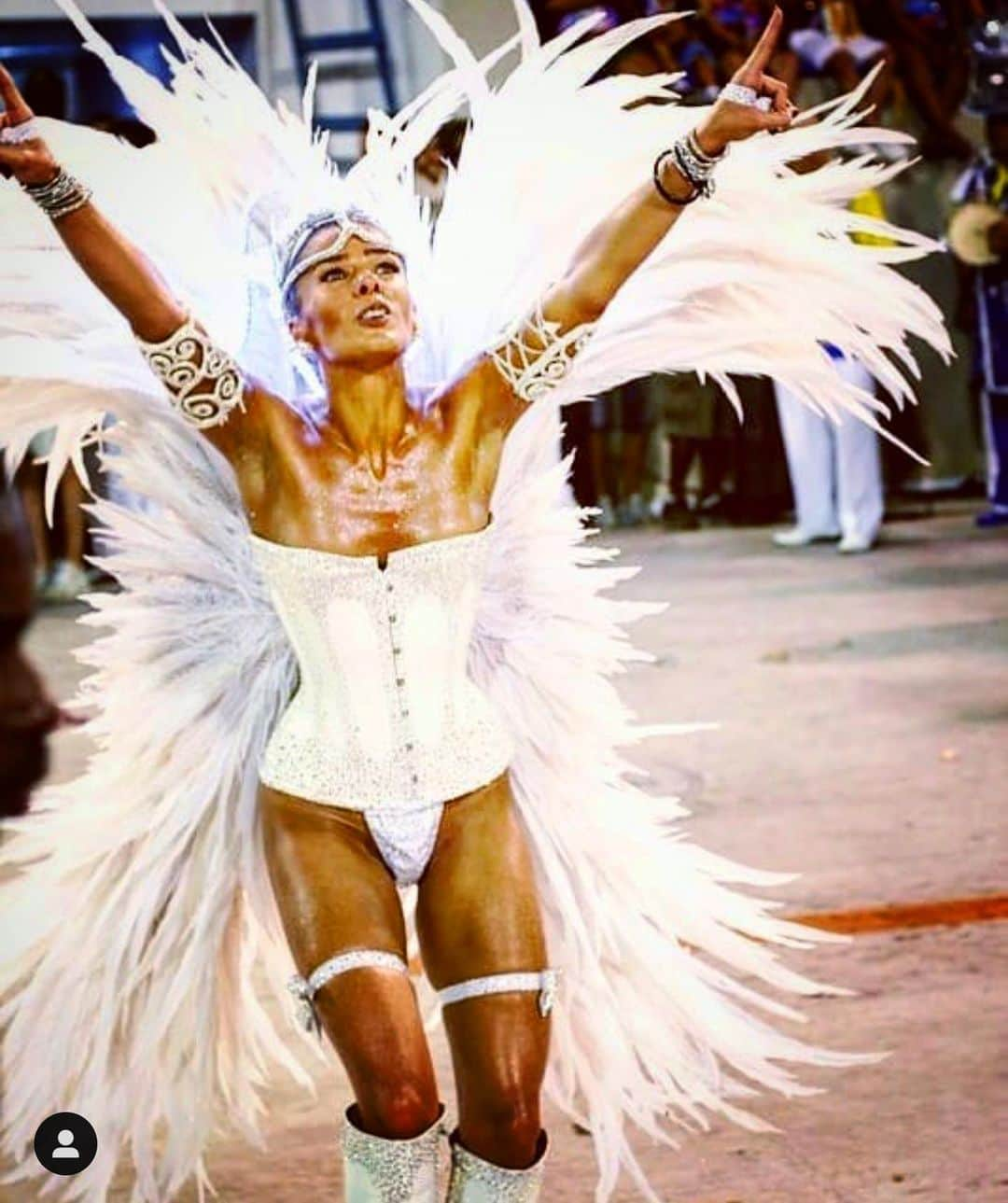 アドリアーネ・ガリステウさんのインスタグラム写真 - (アドリアーネ・ガリステウInstagram)「Saudade da avenida né fia?  #Tbt #rainhadebateria #carnavaldorio #samba ❤️」7月23日 22時28分 - galisteuoficial