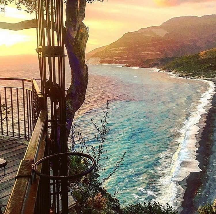 ステファノ・カルーゾのインスタグラム：「Nonza, Corsica / Summer vibes 🏖  #corse_ile_de_beaute #corse #corsica #nonza #drinkwithaview #sunset #summerisastateofmind #summervibes #holiday2020 #ontheroad #happydays #happylife #ciaobelli」