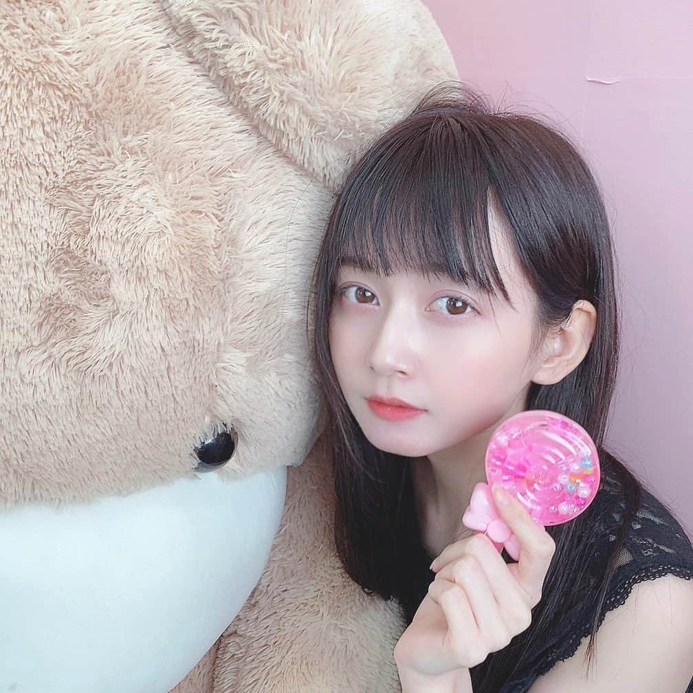金久保マユ（ぼんぼん）のインスタグラム：「昨日の写真🍭 . . . . くまが大きすぎて写真に入りきらない。笑 . . 髪色暗くしてもそんなに変わらないかな~~と思ったけど、ちょっと印象変わったかも🤔どうですかね🤔？ . . . . . . . . . .  #夏コーデ#ワンピース#ワンピ#きょコ#美意識向上#かわいくなりたい#ゆめかわいい#量産型オタク#量産型コーデ#作品撮りしたい#祝日#YouTube#TikTok#自撮り女子#ゆるふわ#攝影#ポートレート#カメラ好きな人と繋がりたい#くま#ぬいぐるみ#暗髪#ぱっつん#ぴんく#メイク#カメラ#pink#love#follome#animegirl#photography」