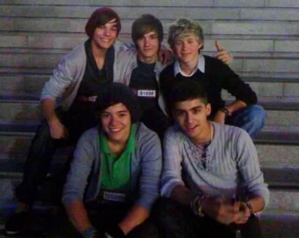 のインスタグラム：「Our first ever photo together. The memories we've shared together have been incredible. Can't believe its been 10 years already. I look back incredibly proud. Thanks for everything lads and love to you the fans as always x」