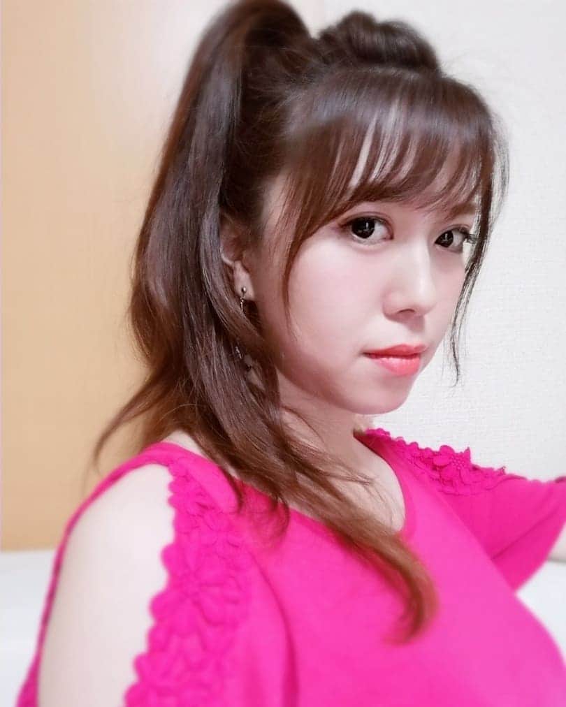瀬戸マドカさんのインスタグラム写真 - (瀬戸マドカInstagram)「エビ🦐hair にしてもらった📷 · 今日はほんとはエビが食べたい第一希望だったけど、買い物行かなかったから今豆腐ハンバーグ焼いてる* · 私のスマホのカメラ📷あんまり食べ物美味しそうに撮れないのはなんでだろう🦐🤔· 豆腐ハンバーグ焼いてる写真はブログの方に..💣 · · · #瀬戸マドカ #日常の風景 #なんでだろう #ヘアセット #エビヘア #海老ヘア #ポニーテール #ポニーテールアレンジ #オレンジメイク #オレンジリップ #ヘアメイク #レトロヘア #昭和レトロ #レトロ前髪 #レトロガール #コーラルピンク #リップメイク #セミマット #hair #hairmake #japanesegirl #ponytail #hairarrange #stayhome  #roomwear」7月23日 22時24分 - madokaseto