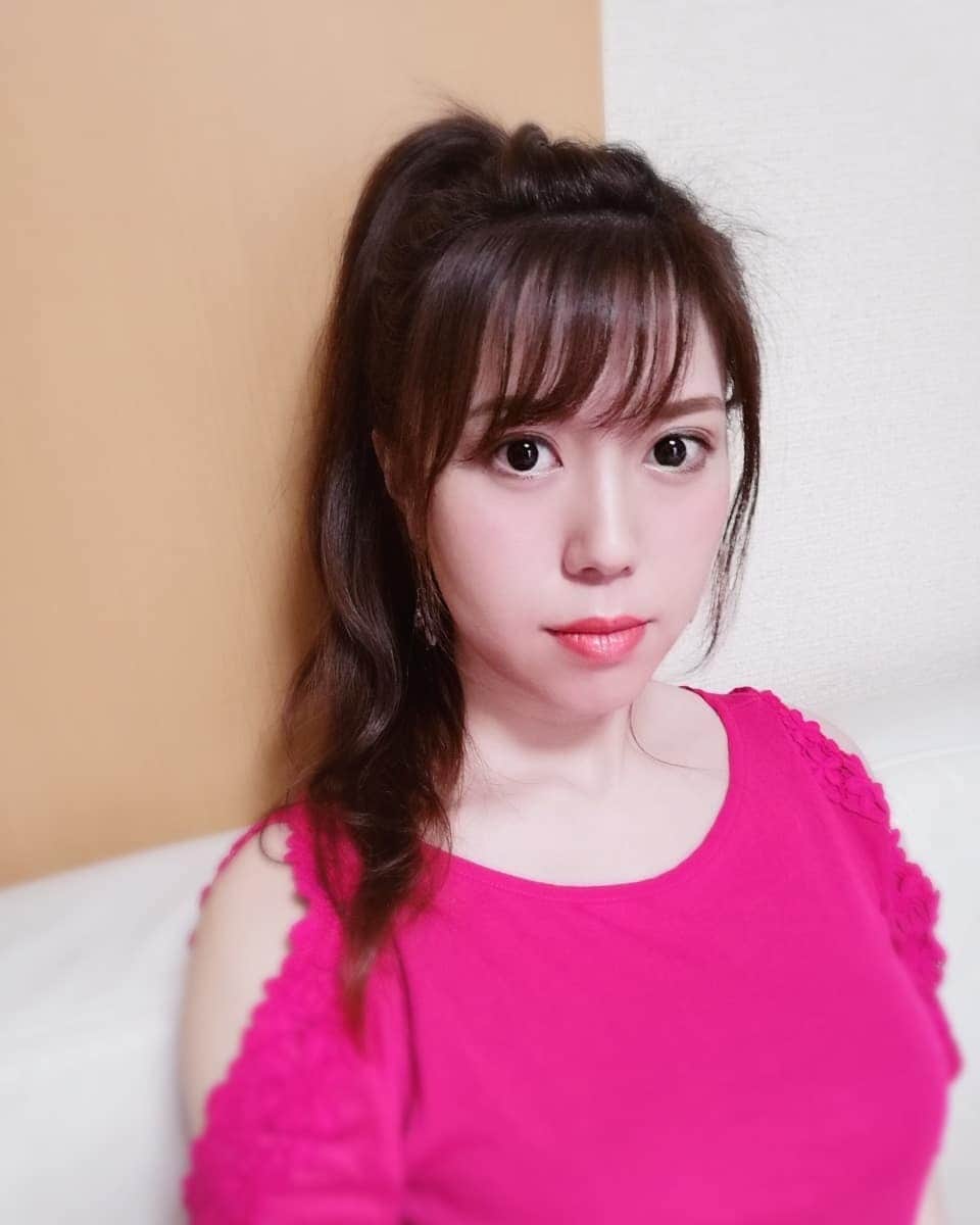瀬戸マドカさんのインスタグラム写真 - (瀬戸マドカInstagram)「エビ🦐hair にしてもらった📷 · 今日はほんとはエビが食べたい第一希望だったけど、買い物行かなかったから今豆腐ハンバーグ焼いてる* · 私のスマホのカメラ📷あんまり食べ物美味しそうに撮れないのはなんでだろう🦐🤔· 豆腐ハンバーグ焼いてる写真はブログの方に..💣 · · · #瀬戸マドカ #日常の風景 #なんでだろう #ヘアセット #エビヘア #海老ヘア #ポニーテール #ポニーテールアレンジ #オレンジメイク #オレンジリップ #ヘアメイク #レトロヘア #昭和レトロ #レトロ前髪 #レトロガール #コーラルピンク #リップメイク #セミマット #hair #hairmake #japanesegirl #ponytail #hairarrange #stayhome  #roomwear」7月23日 22時24分 - madokaseto