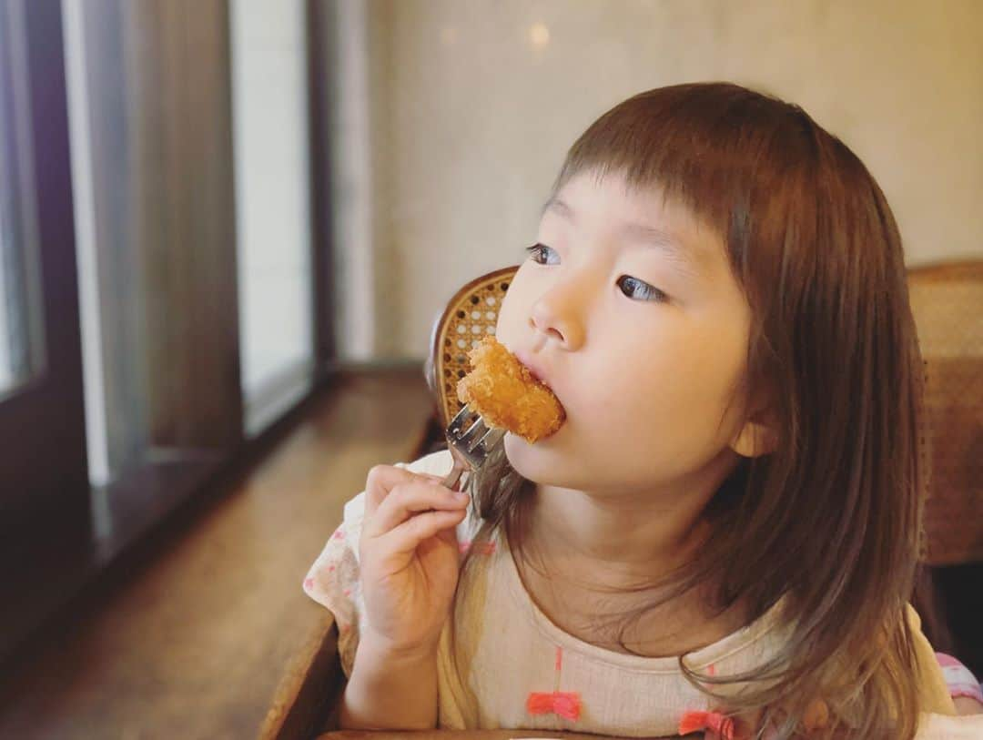 坂本美雨さんのインスタグラム写真 - (坂本美雨Instagram)「仕事のあと、はらぺこでマネージャー親子が連れていってくれた、地元浅草の銀座ブラジル。 胸肉なのになんでこんなサク、フワッ、シットリ、なのか不思議すぎる「フライチキン」バスケット。おもわず“なにこれ？！”って2回漏れた、名物ロースカツサンド。感動したなぁ… . . #今日のなまこちゃん #銀座ブラジル #銀座ブラジル浅草店」7月23日 22時24分 - miu_sakamoto