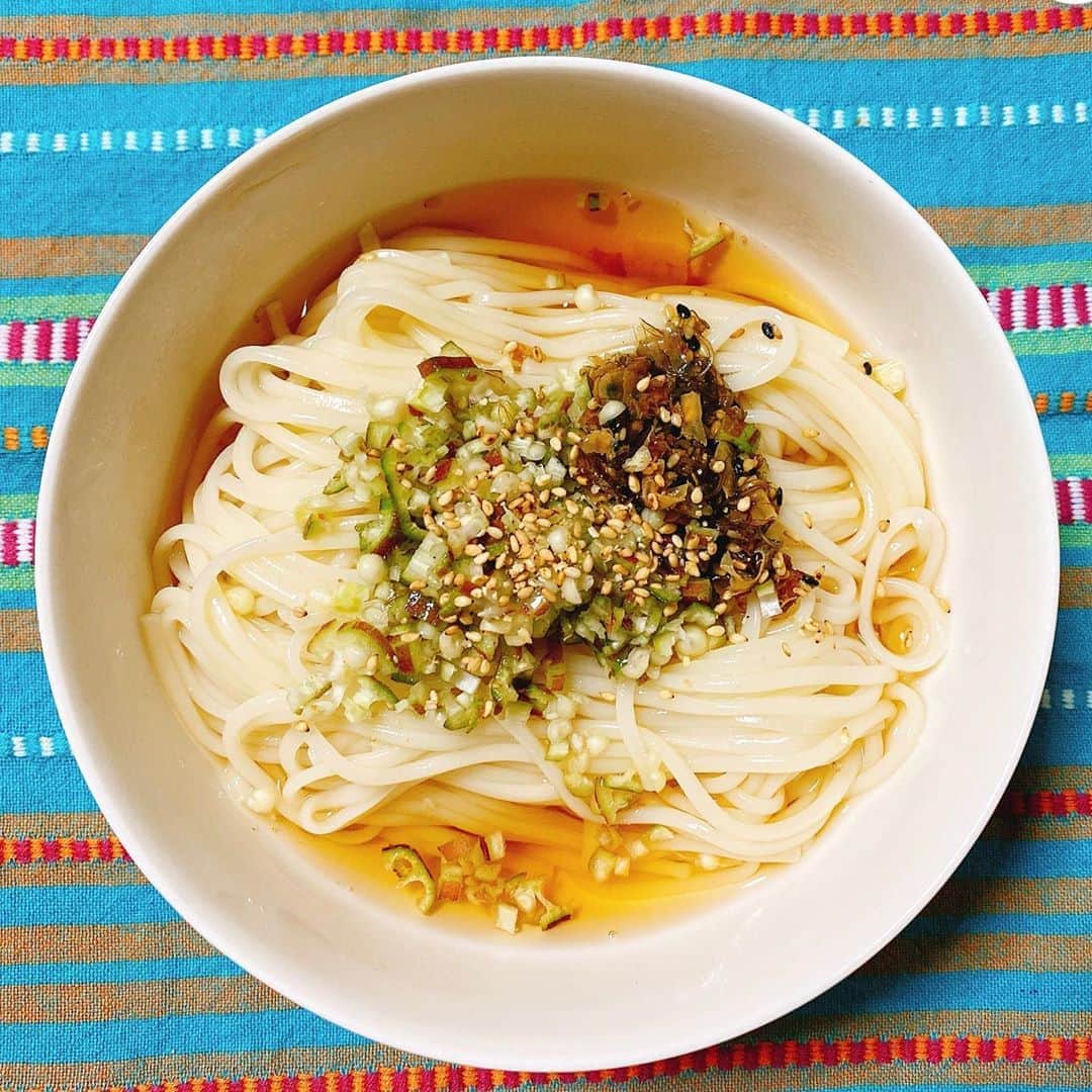 古里友美のインスタグラム：「五島うどん、アレンジバージョン。 ネバネバプラスで、粘り強く！  #五島うどん #手延べうどん #沖縄産 #赤オクラ #漁師めしの素 #あごだしつゆ #冷やして美味しい #ねばねば #元気になる」