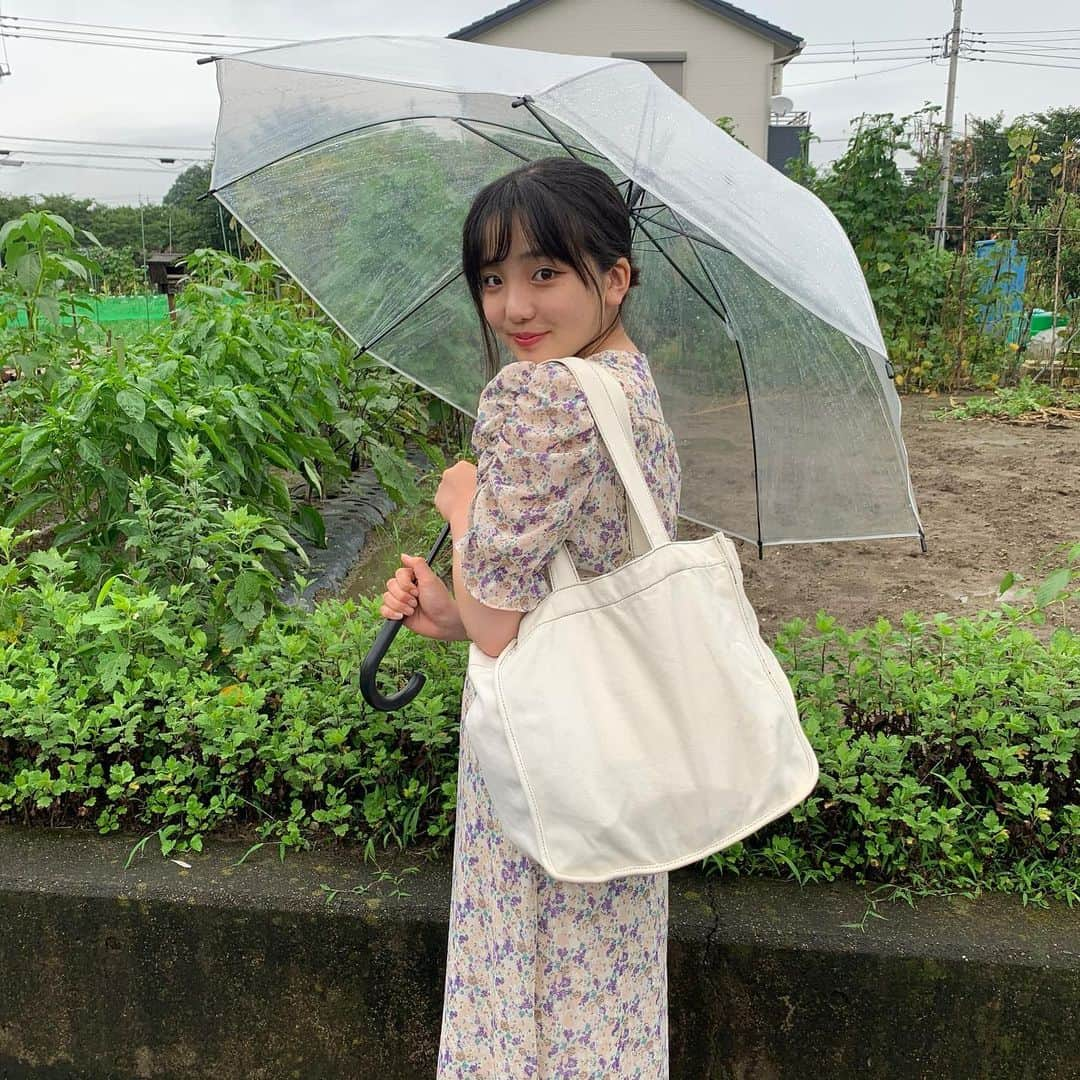 白井杏奈のインスタグラム：「・ 高校生だから普段は制服なので私服着るのが楽しい このワンピース腕のところが可愛いんです！！ ・ 皆さんこの4連休なにしますか？」