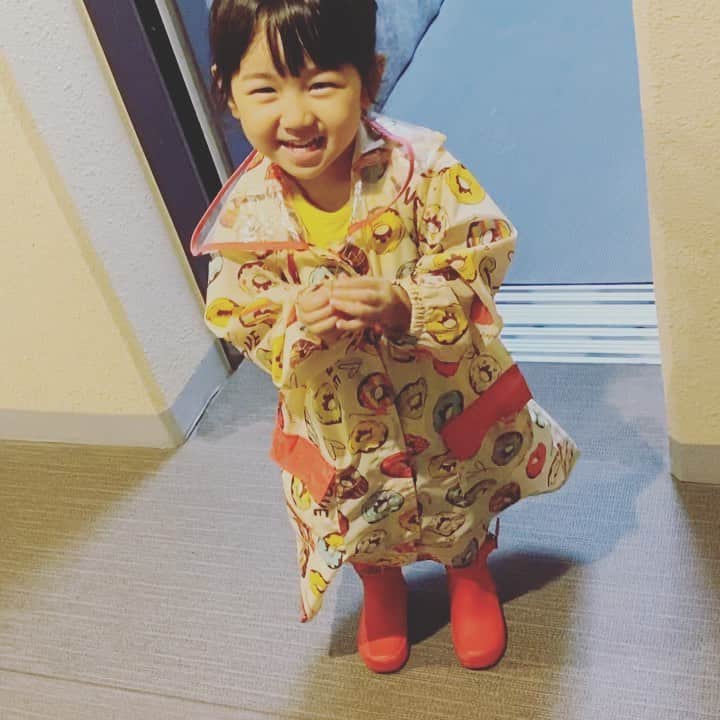 のインスタグラム：「たぶんこれは1歳の時に通ってた保育園で教えてもらってた英語のお歌👧🏻 だいたい最近はどんぐりコロコロばっかりやったのに急に英語の歌歌ってた😂  毎日一本お花（雑草）を積んで帰る💐のが日課の彼女（笑）誰に似たのかわからん乙女（笑） 家のあちこちから真っ黒になったこのお花が出てきて困ってます😨🤢  #mama #英語の歌が好き #えいごであそぼ #3歳女の子 #ママ #3歳児 #おんなのこママ #レインコート #長靴 #まますたぐらむ #お花 #虫は怖い」