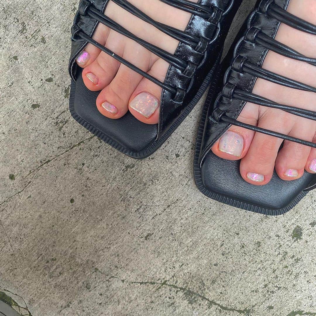 Kana Kobayashiさんのインスタグラム写真 - (Kana KobayashiInstagram)「中々梅雨明けせず雨が続きますが。。 フットネイルして、早くサンダル履きたいですね！ #フットネイル #フットケア #pedicure #ホログラム #サンダル #夏ネイル #sandals #fashion #ネイル #ネイルデザイン」7月23日 22時26分 - anela_kana