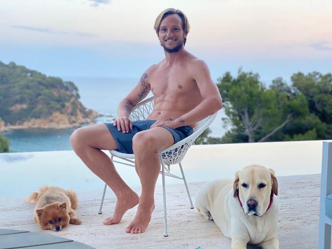 イヴァン・ラキティッチのインスタグラム：「Recargando las baterías antes de la #championsleague con amigos muy especiales / Recharging the batteries with very special friends before the Champions League🐶☀️🏖 #ivanrakitić」