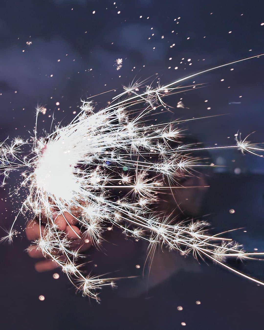 wacameraのインスタグラム：「Sparks in your heart. 　by Galaxy S20+ .  そろそろ梅雨があけて夏本番かな🎇今年の夏も暑くなりそう。 世界中が危機的状況に耐える中で日本の夏の風物詩の花火大会やお祭りもなくなって寂しいけど、ちょっと早い夏を味わいたくて娘と手持ち花火で遊んでGalaxy S20+で撮影してみた。 強風で火の粉が飛ぶ度にふたりできゃーきゃーして楽しかった✨  同じくGalaxy ambassadorの　@t.1972  さんが同じく初夏の夜をテーマに撮影してるのでチェックしてみてね！  . .  #Galaxyで撮る初夏の夜 #GalaxyS20Plus #TeamGalaxy #WithGalaxy #Ambassador」