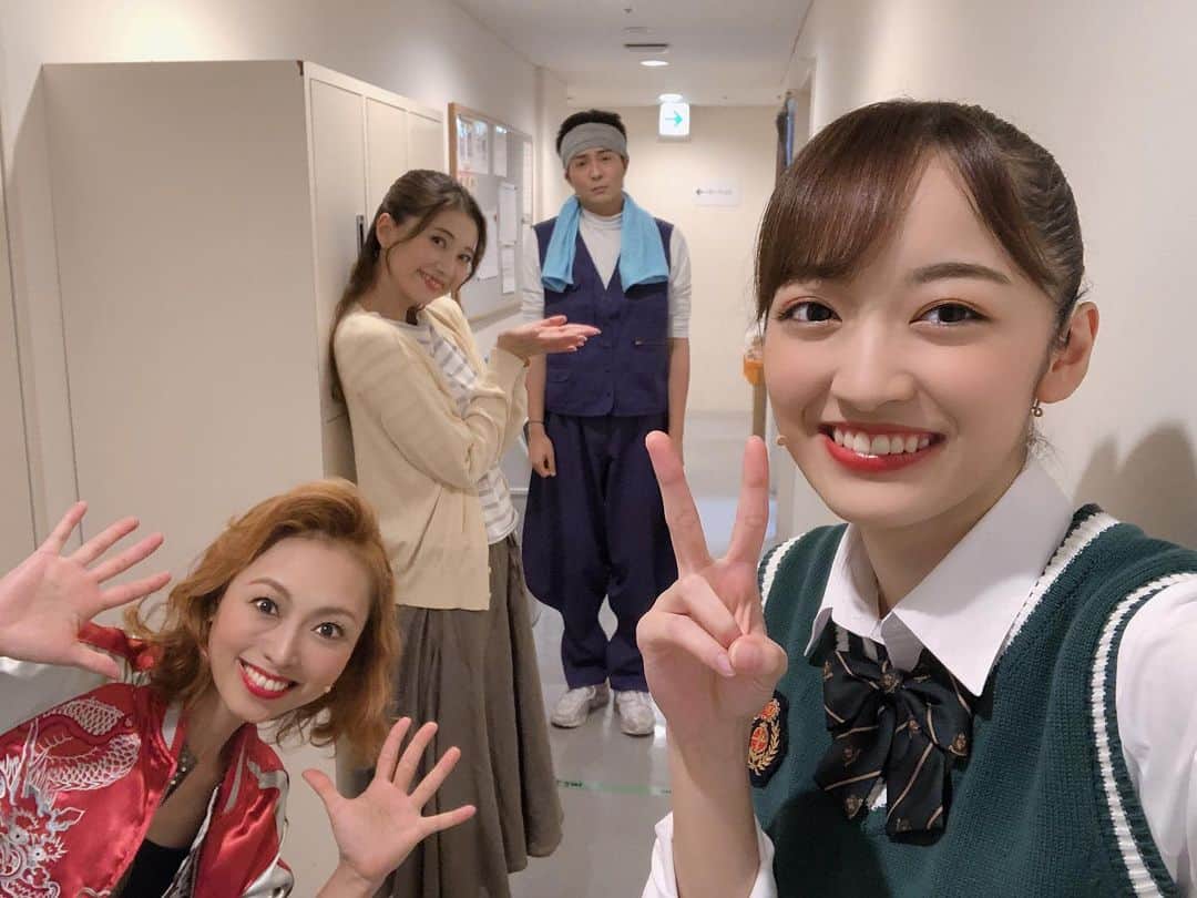 下村実生のインスタグラム：「#SHOW_ISMS 3日目ありがとうございました！ ディスタンスを取りながら左から番長、モモ、ヌーボ、のぞみのマトリョーシカチームで写真撮りました🙌 ヌーボがぬぼーっとしています😂  今回の衣装、制服なんです！ ピチピチの女子高生頑張ってます！笑  明日も配信あるので、見ようか迷っている方は是非見て下さい〜☺️  #樋口麻美 さん #夢咲ねね さん #平方元基 さん」