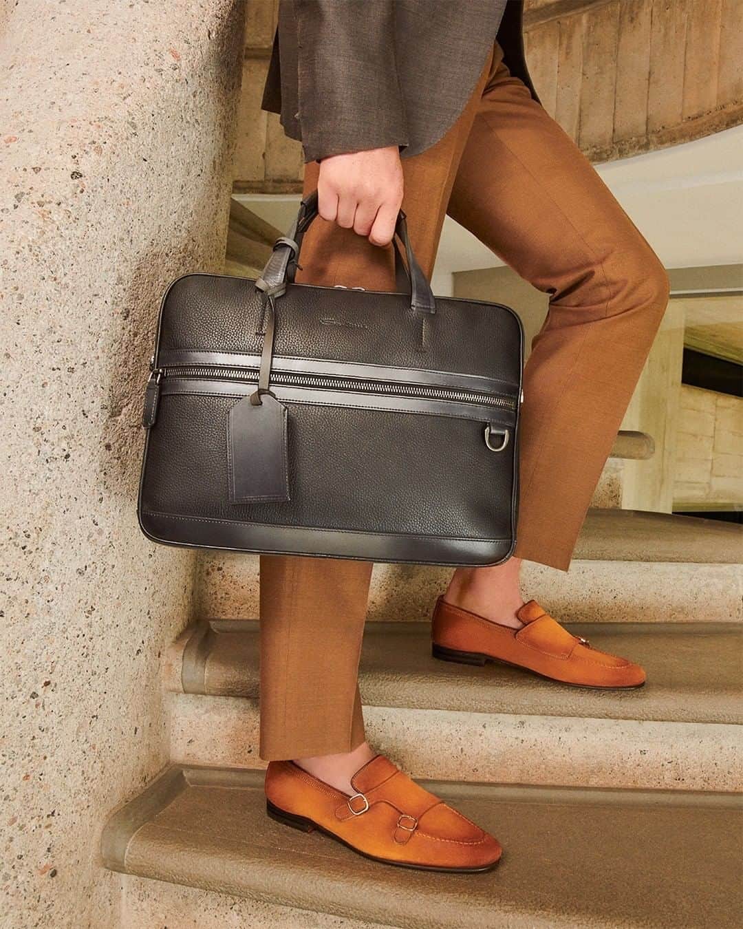 サントーニのインスタグラム：「Tradition and innovation are the defining pillars of Santoni.  #madeinSantoni #Santoni #makersofbeauty」