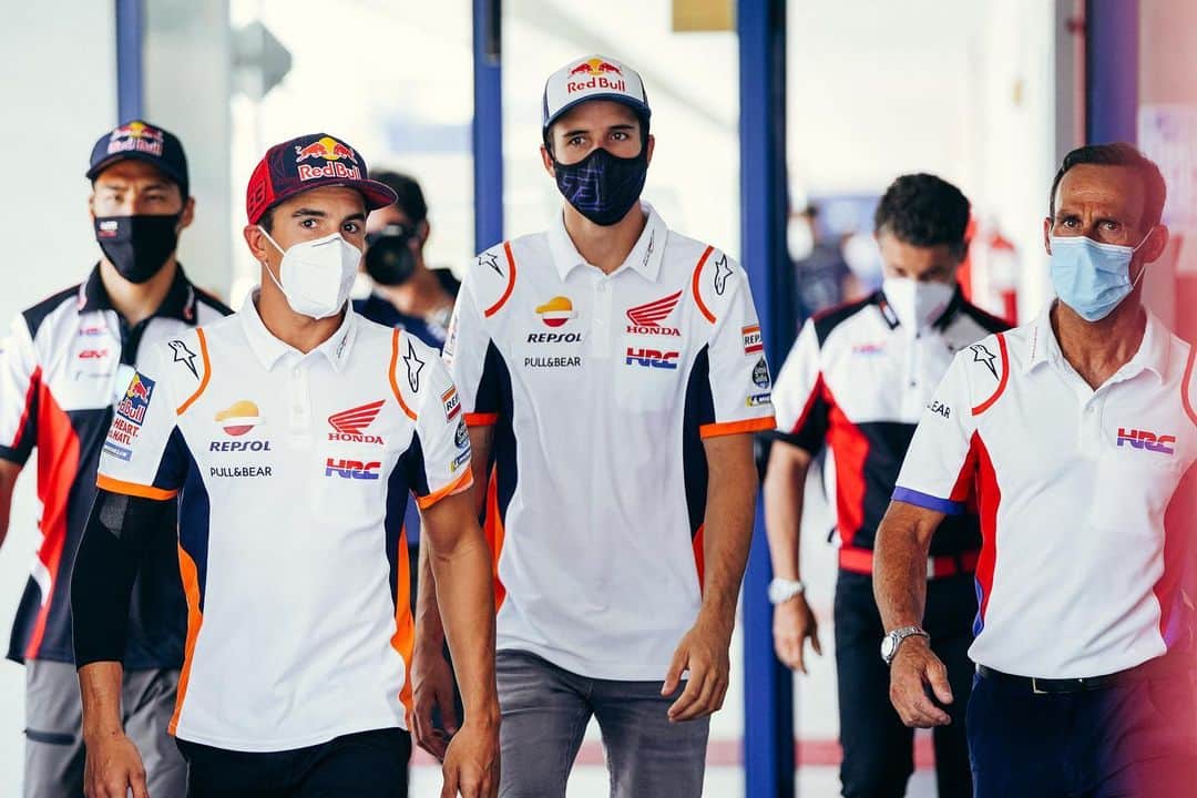 レプソル・ホンダのインスタグラム：「Team. Ready. 🤝 ⠀⠀⠀⠀⠀⠀⠀⠀⠀ #TheReturn #MotoGP #RidingForThem #MotoGPIsBack #MotoGP #MM93 #MarcMarquez93 #AM73 #AlexMarquez73 #Racing #Repsol #Honda #Racing #RepsolHonda #HRC #RC213V #ThePowerOfDreams #Racing #Motorcycle #Team #OneHeart #PushingAheadTogether」