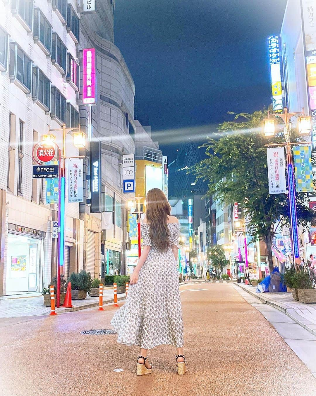 真優川咲さんのインスタグラム写真 - (真優川咲Instagram)「#🧸#🍲#🕊#👗#🎀 💫✨ ꙳ 可愛い過ぎる【 @riina_couture】のお洋服を着て💗💗 りなちゃんと#水炊き デートしたよ💖 🐥👭🎵 #コラーゲン くまちゃん が可愛すぎて ♡♡♡ 溶けてゆく姿がなんだか 切なかった.. (*o̶̶̷ᴗo̶̶̷ )ﾉ 🧸βуё..🍲‪𐤔‪ #水炊き鍋 食べた次の日は #お肌ぷるぷる になるから大〜好き😏😘🎵✌️ #手羽先 も最高だったなぁ👏🏻🥺𓇢𓅮🍗🍗 #ootd #coordinates #リーナクチュール#女子会 ♡♡ #新宿鍋#ふく将#pr#夏限定メニュー #新宿居酒屋#飯テロ#コラボベース #食べ歩きはまりちぅ 💋」7月23日 22時32分 - saki_411