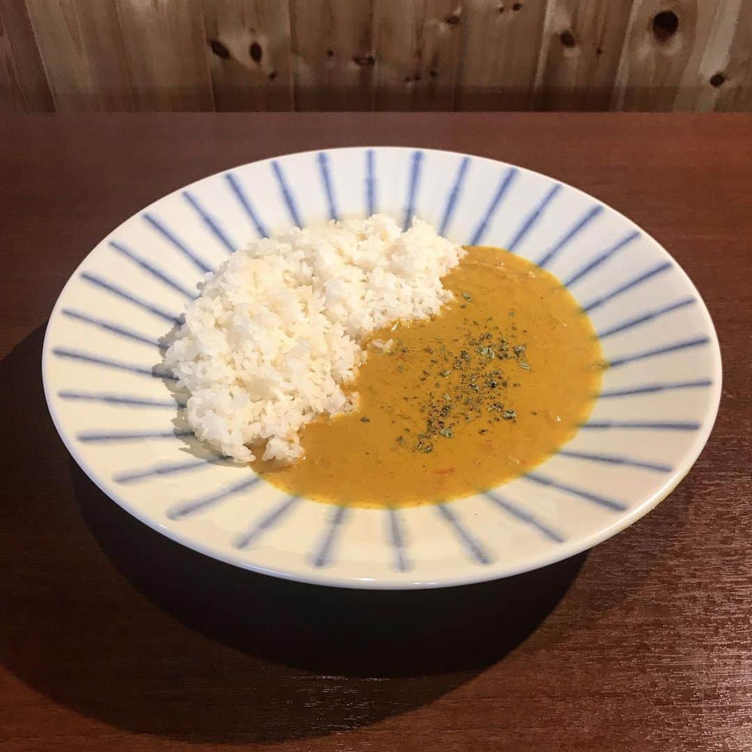無化調ラーメン「ゆきふじ」のインスタグラム：「スープカレーを作るつもりが、いつの間にかネパールカレーに🍛 このカレーはもう後戻り出来ないので、そのままネパールカレーで仕上げます。 （賄い行き）  これはこれでかなり旨い。」