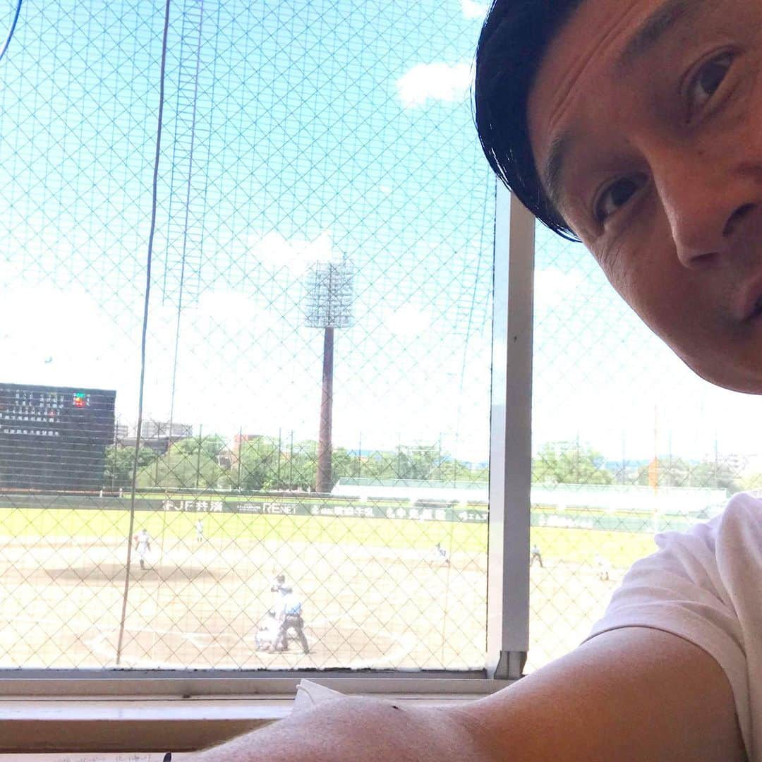 下山英哉さんのインスタグラム写真 - (下山英哉Instagram)「夏の高校野球代替大会 県夏季高校野球大会⚾️  決勝トーナメントが始まり取材  県内7地区の代表16校 球児の熱いプレイに期待  #鹿児島県夏季高校野球大会 #代替大会 #夏の高校野球 #高校野球 #県内7地区 #代表 #16校 #kagoshima #baseball  #県立鴨池野球場  #平和リース球場  #mbctv #アナウンサー #下山英哉 #取材 #夏の風物詩」7月23日 22時34分 - shimoyama.hideya