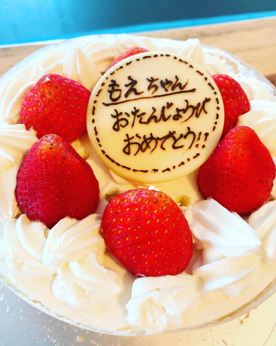 愛純もえりのインスタグラム：「肝心のケーキ載せ忘れた💦🎂 私とした事が。。。 . . 彩音ちゃんの旦那さまがわざわざ買いに行ってくださって😭 ありがたい事でございますっ❤️ #誕生日ケーキは格別だね」