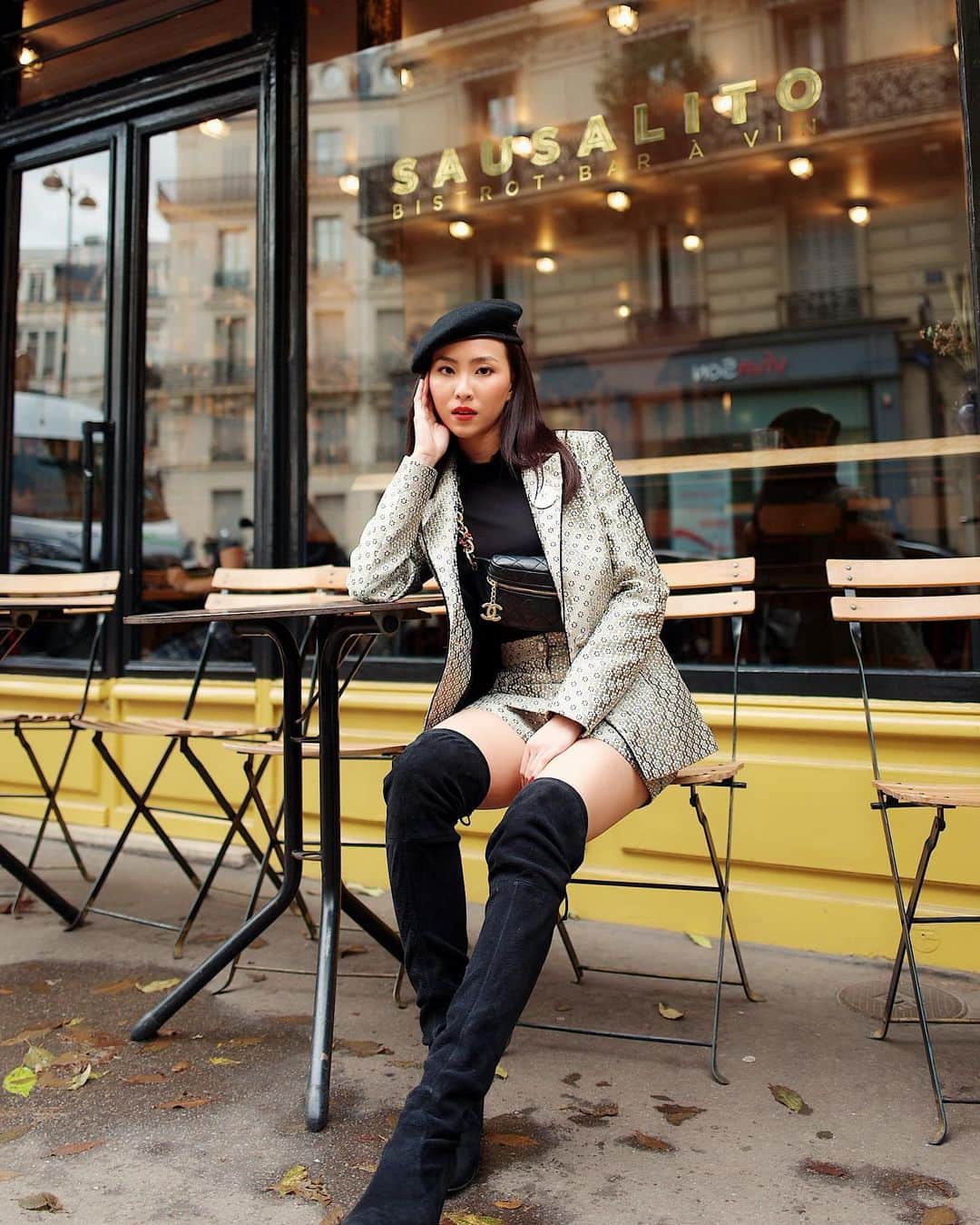ソニアのインスタグラム：「You know that moment when you’re in cold country but you just HAVE to wear a shorter skirt/shorts cos it goes with your look? 🤣 Looking back at some photos from Paris late last year that I haven’t released - and just feeling very grateful that I had this experience 🥐🥂  #travel #paris #france」