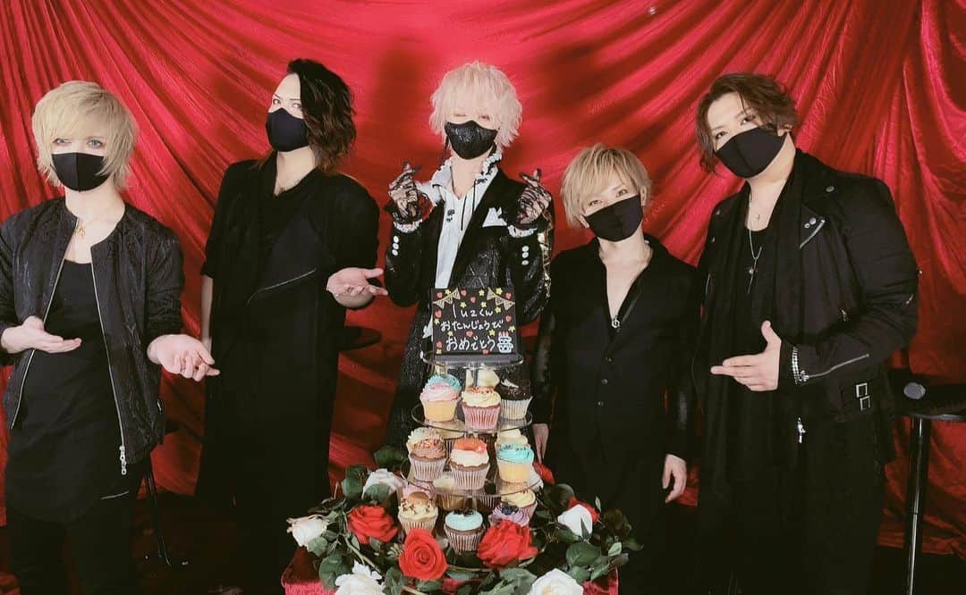 のインスタグラム：「luzくんハッピーバースデー！今年も一緒にお祝い出来て嬉しい⚜️🥀」