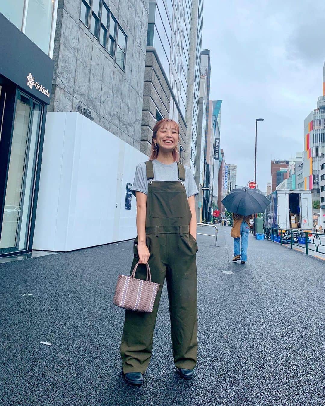 本橋優華のインスタグラム：「お昼休みカメラマンさんが撮ってくださって こっちも楽しそうだから載せます。笑  #雨にも負けず #雨の日コーデ  #tshirt#ootd#gray#cotton#agspalding#tops#salopette#khaki#rainshoes#rainyday#レインブーツ #メルカドバッグ#Tシャツ#赤毛のアン」